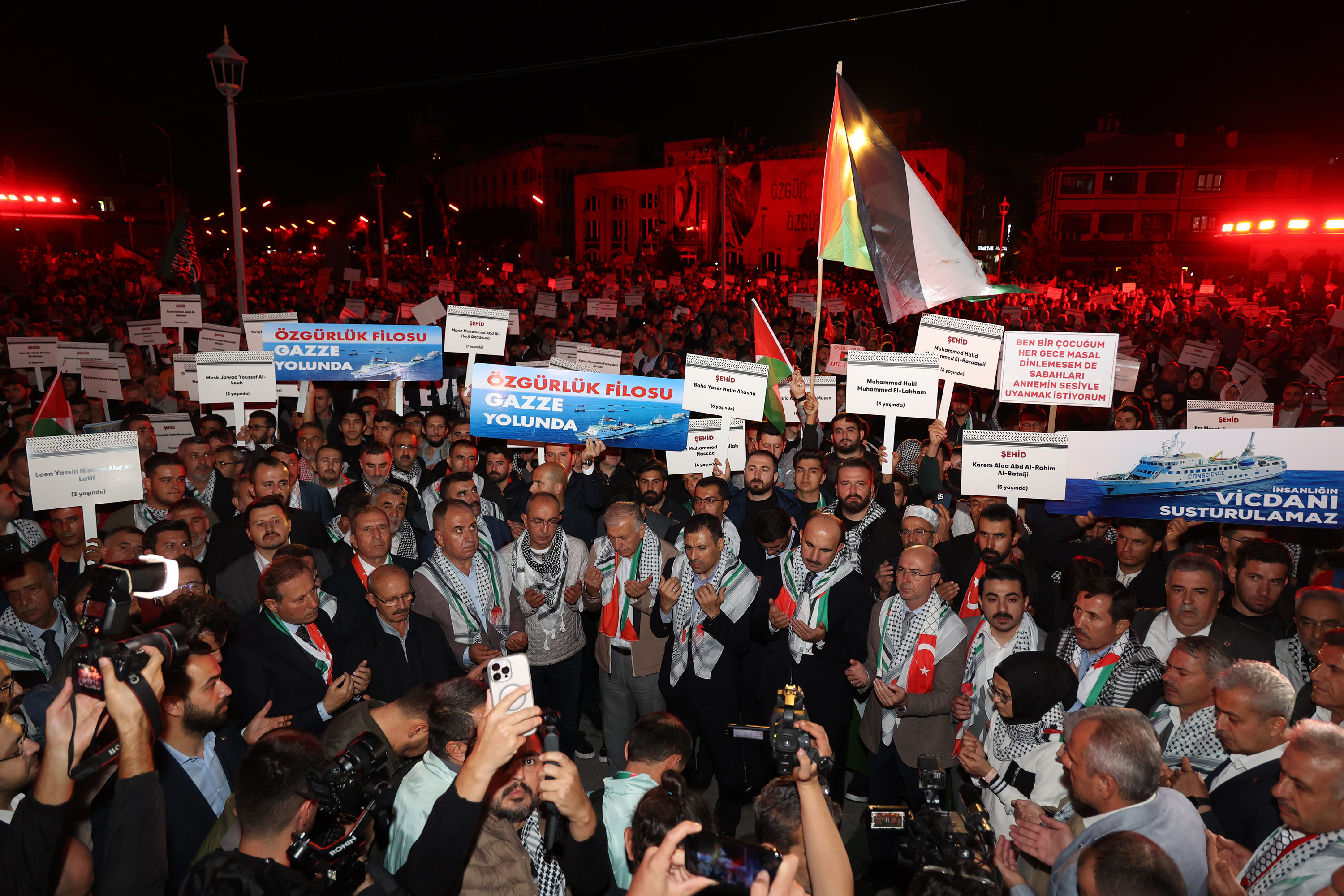 KONYA’DA 75 BİN KİŞİ KATİL İSRAİL’İN GAZZE SOYKIRIMINA KARŞI VİCDANIN SESİ OLDU