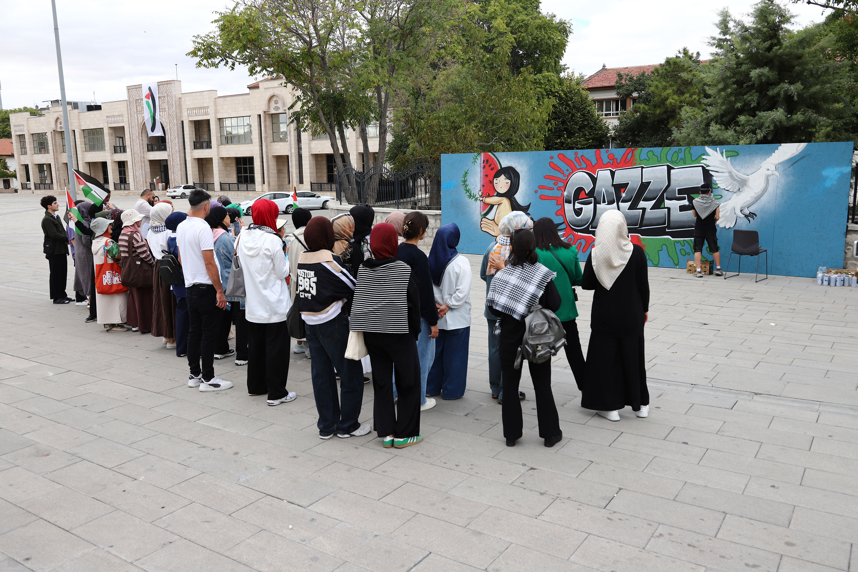 KONYA’DA GÖNÜLLÜ GRAFİTİ SANATÇILARI “GAZZE” İÇİN ÇİZDİ