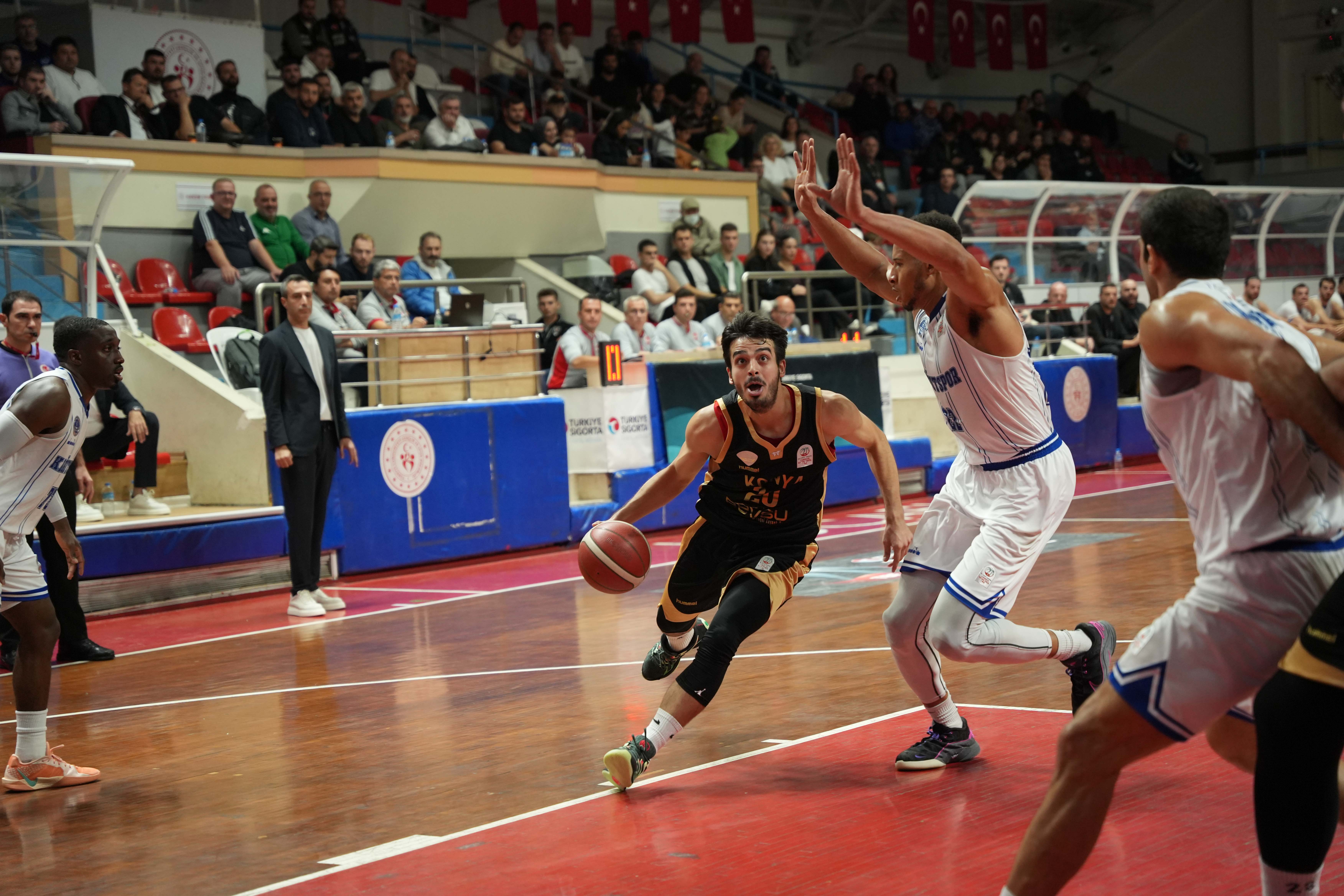 KONYA BÜYÜKŞEHİR ZİRVE TAKİBİNİ SÜRDÜRDÜ