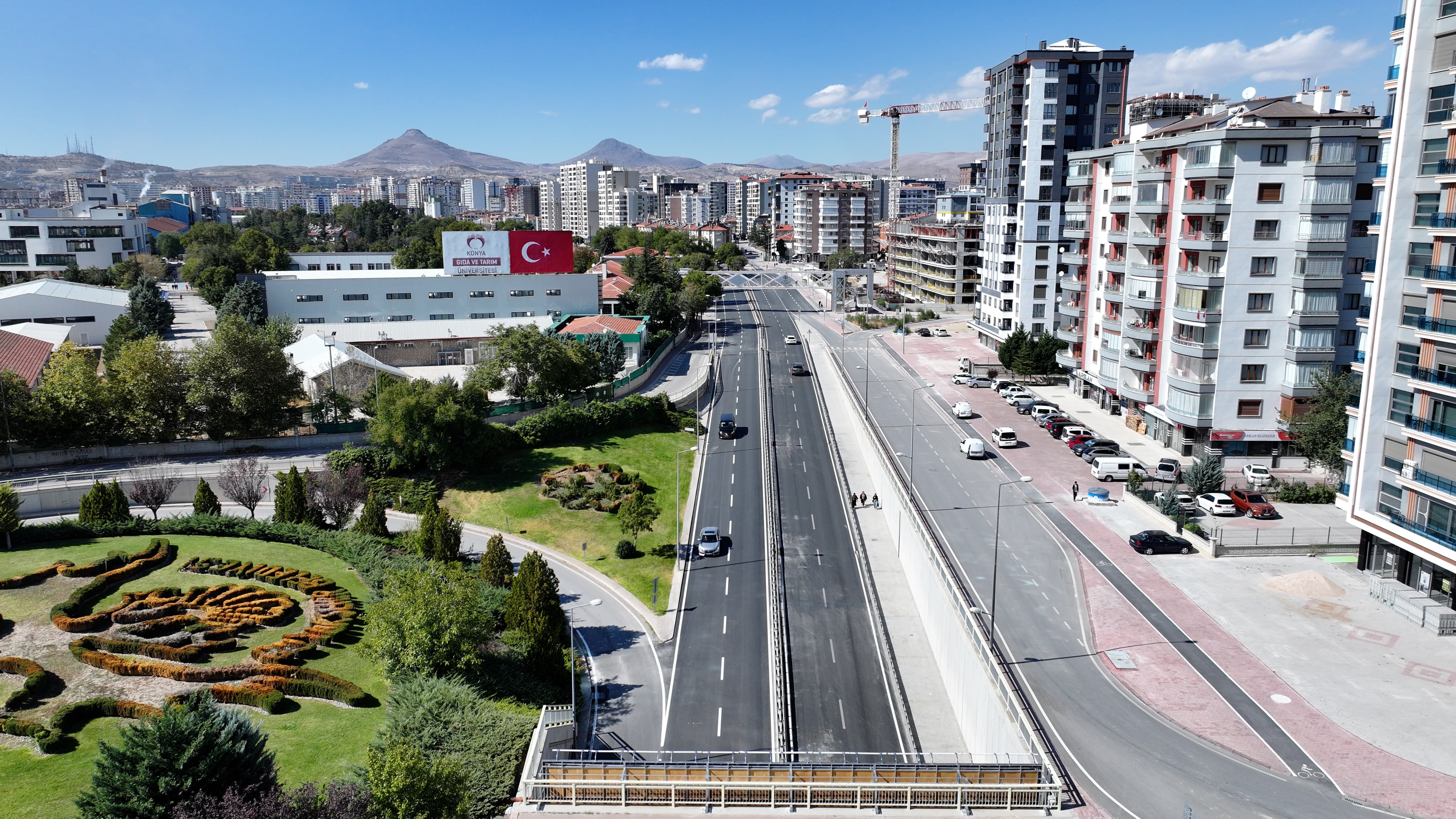 KONYA BÜYÜKŞEHİR VATAN CADDESİ KÖPRÜLÜ KAVŞAĞI’NDA YOL KALİTESİNİ YÜKSELTTİ
