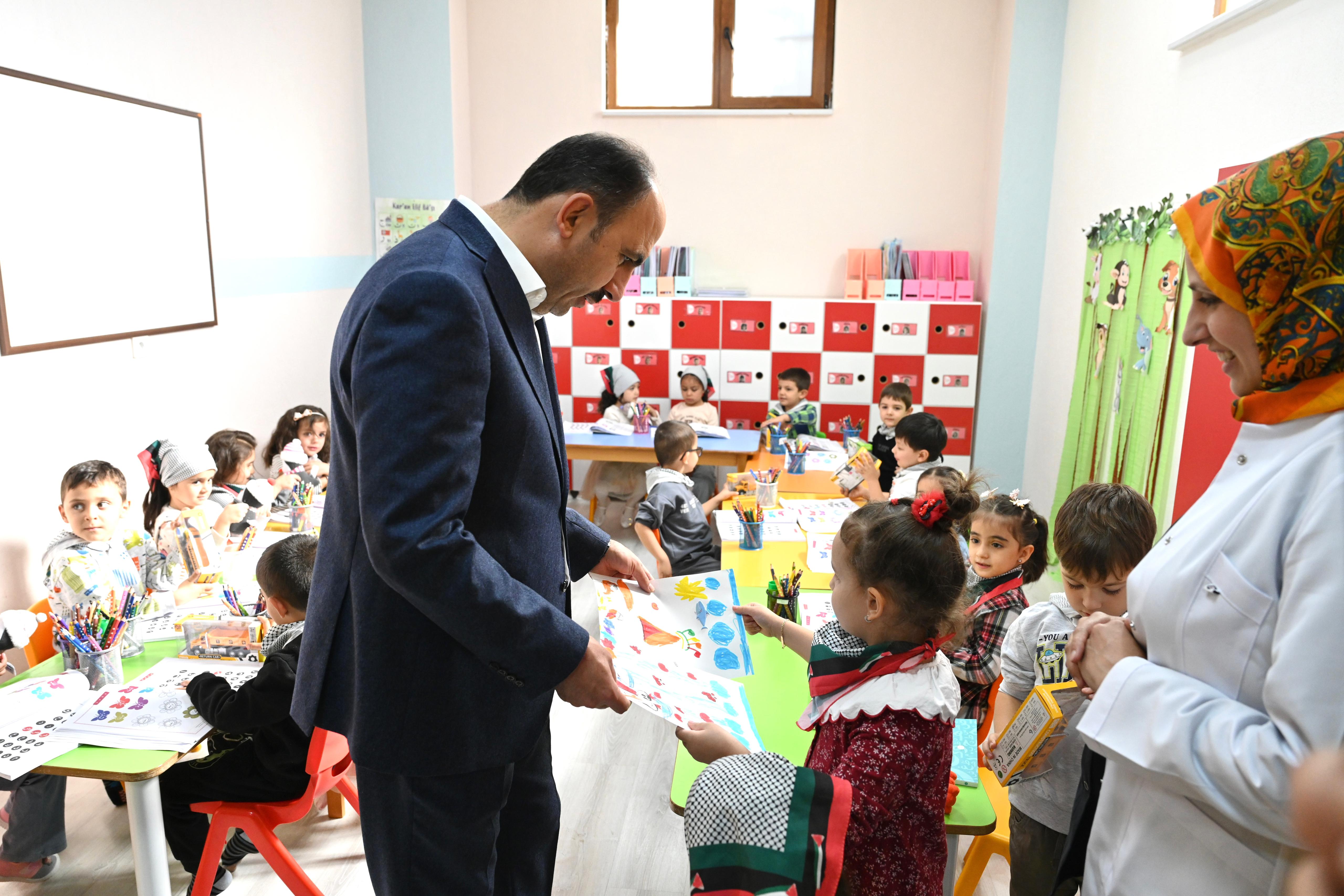 BAŞKAN ALTAY FİLİSTİN DUYARLILIĞI İLE DİKKAT ÇEKEN MİNİK ÖĞRENCİLERİ ZİYARET ETTİ