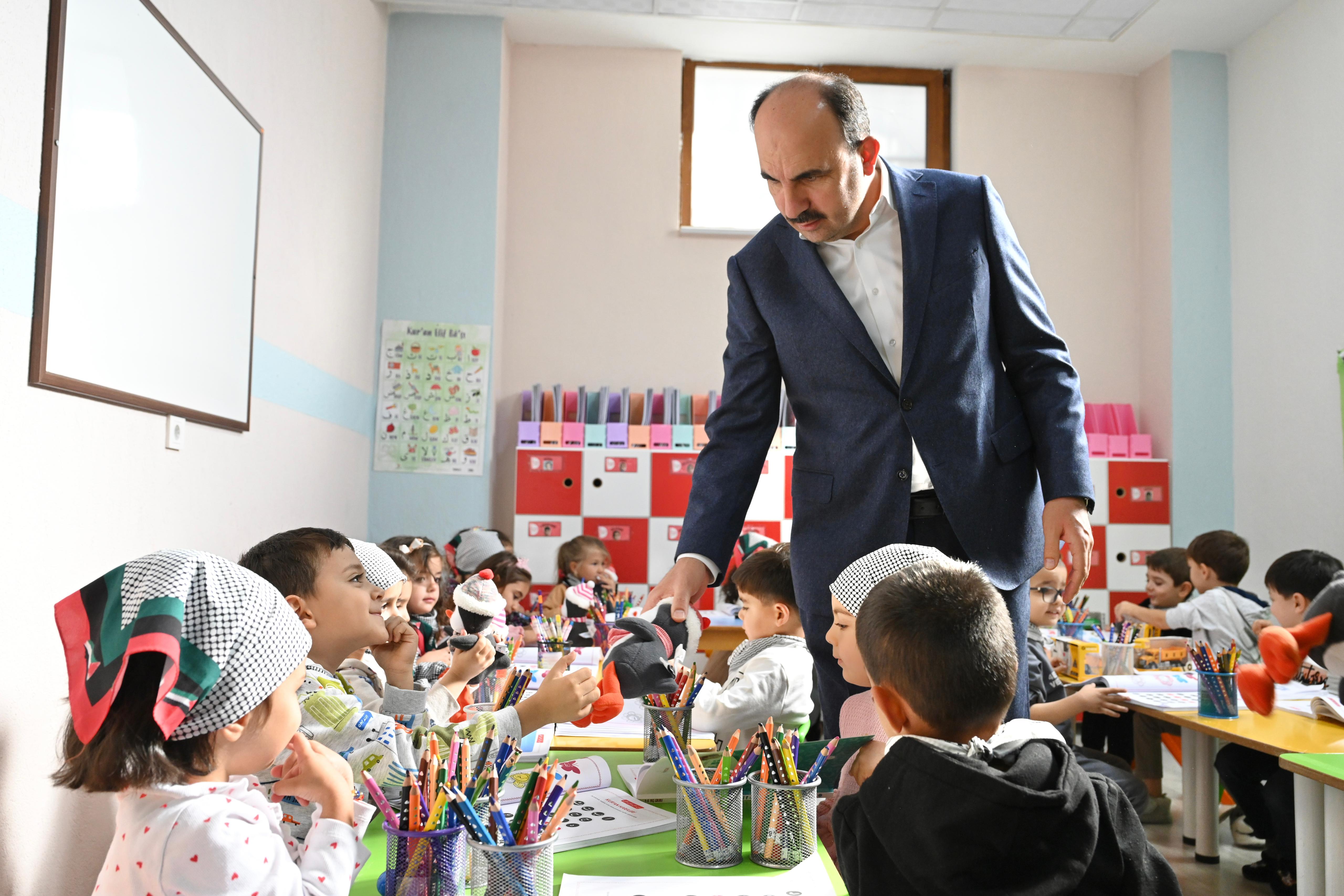 BAŞKAN ALTAY FİLİSTİN DUYARLILIĞI İLE DİKKAT ÇEKEN MİNİK ÖĞRENCİLERİ ZİYARET ETTİ