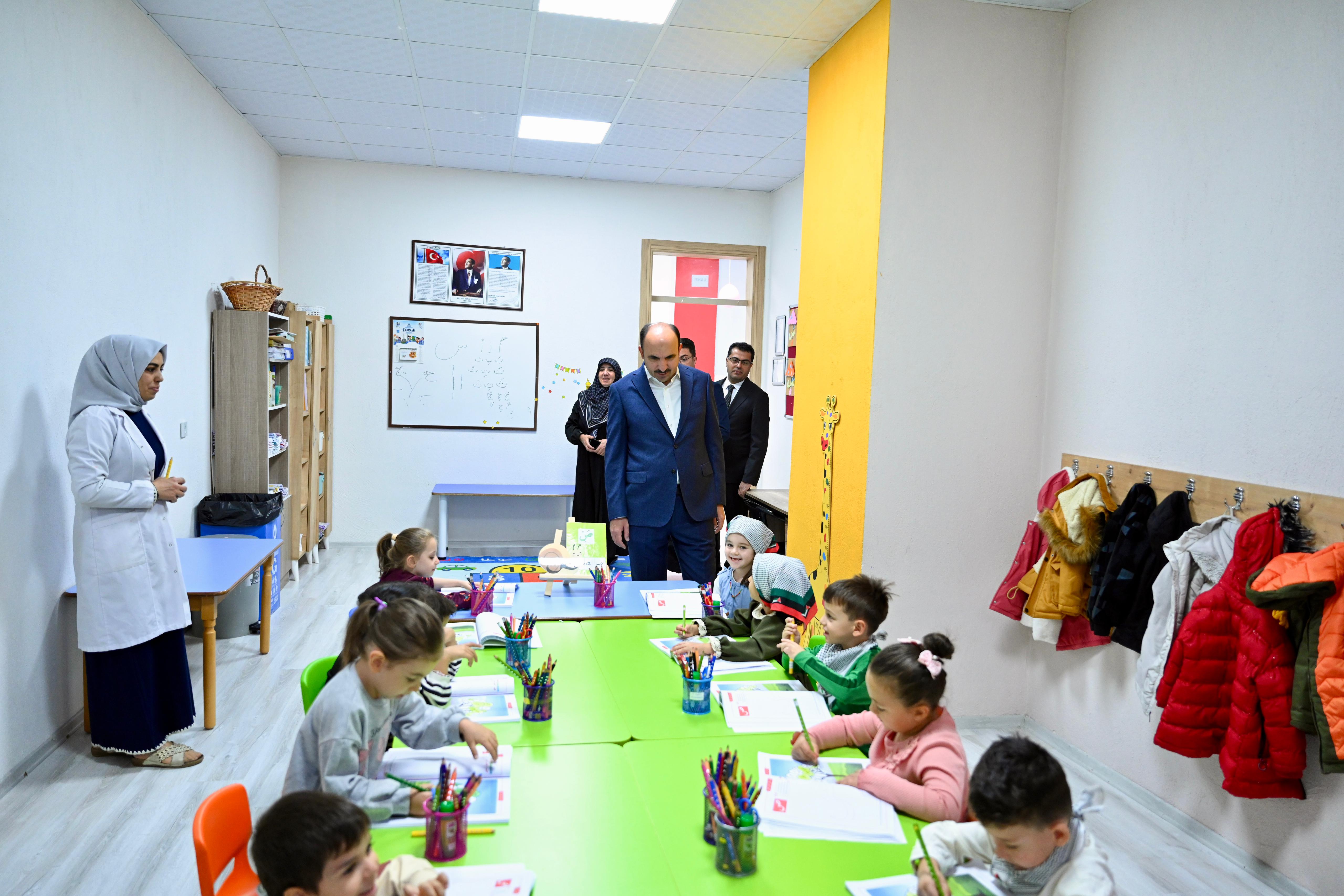 BAŞKAN ALTAY FİLİSTİN DUYARLILIĞI İLE DİKKAT ÇEKEN MİNİK ÖĞRENCİLERİ ZİYARET ETTİ