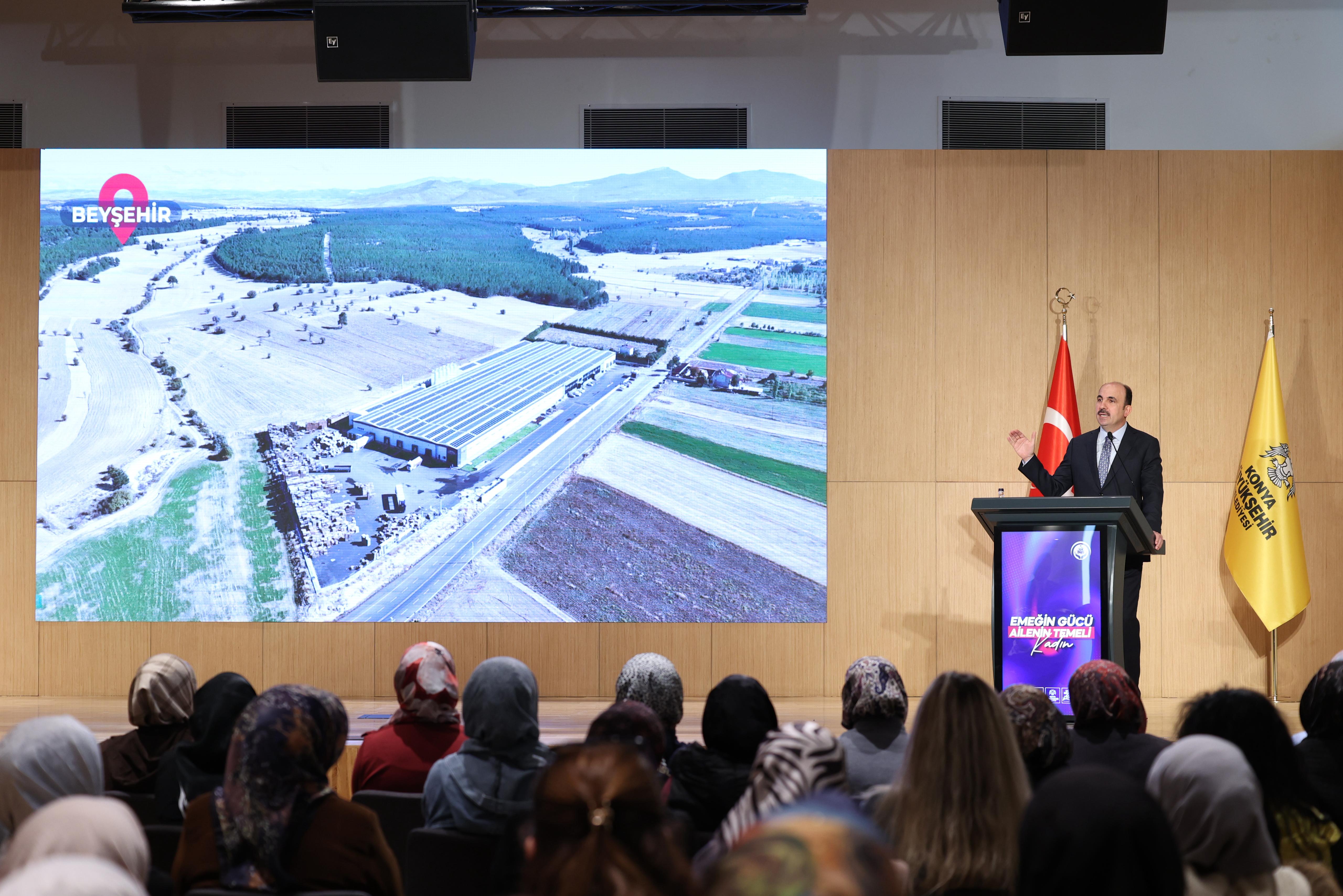 BAŞKAN ALTAY “AİLE YILI” KAPSAMINDA İLÇELERDEN GELEN HANIMLARLA BULUŞTU