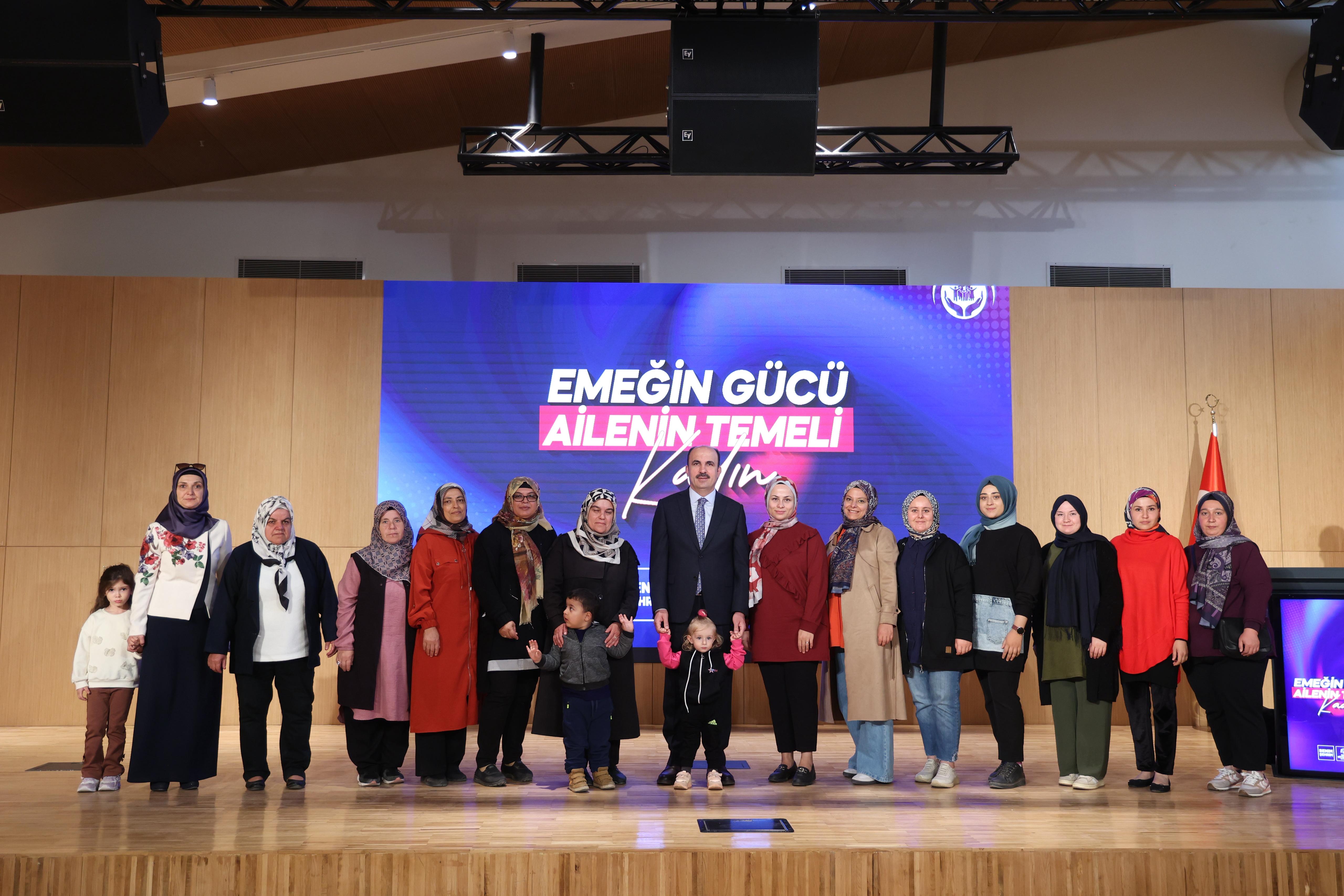 BAŞKAN ALTAY “AİLE YILI” KAPSAMINDA İLÇELERDEN GELEN HANIMLARLA BULUŞTU