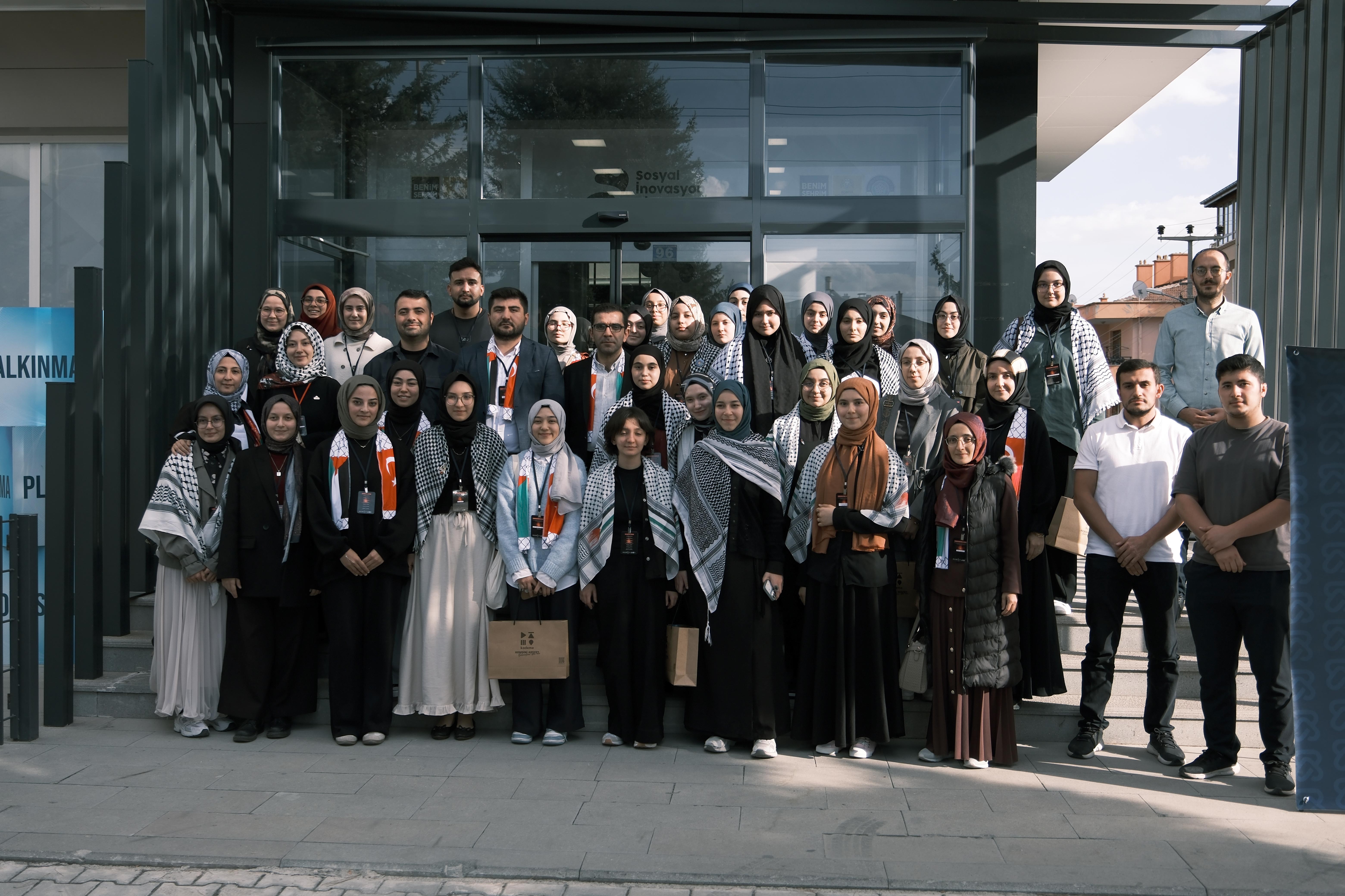 KUDÜS ÇALIŞMA GRUBU’NUN “HAKİKATE BİR GEÇİT” ÇALIŞTAYI LİSELİ GENÇLERE FİLİSTİN FARKINDALIĞI KAZANDIRIYOR