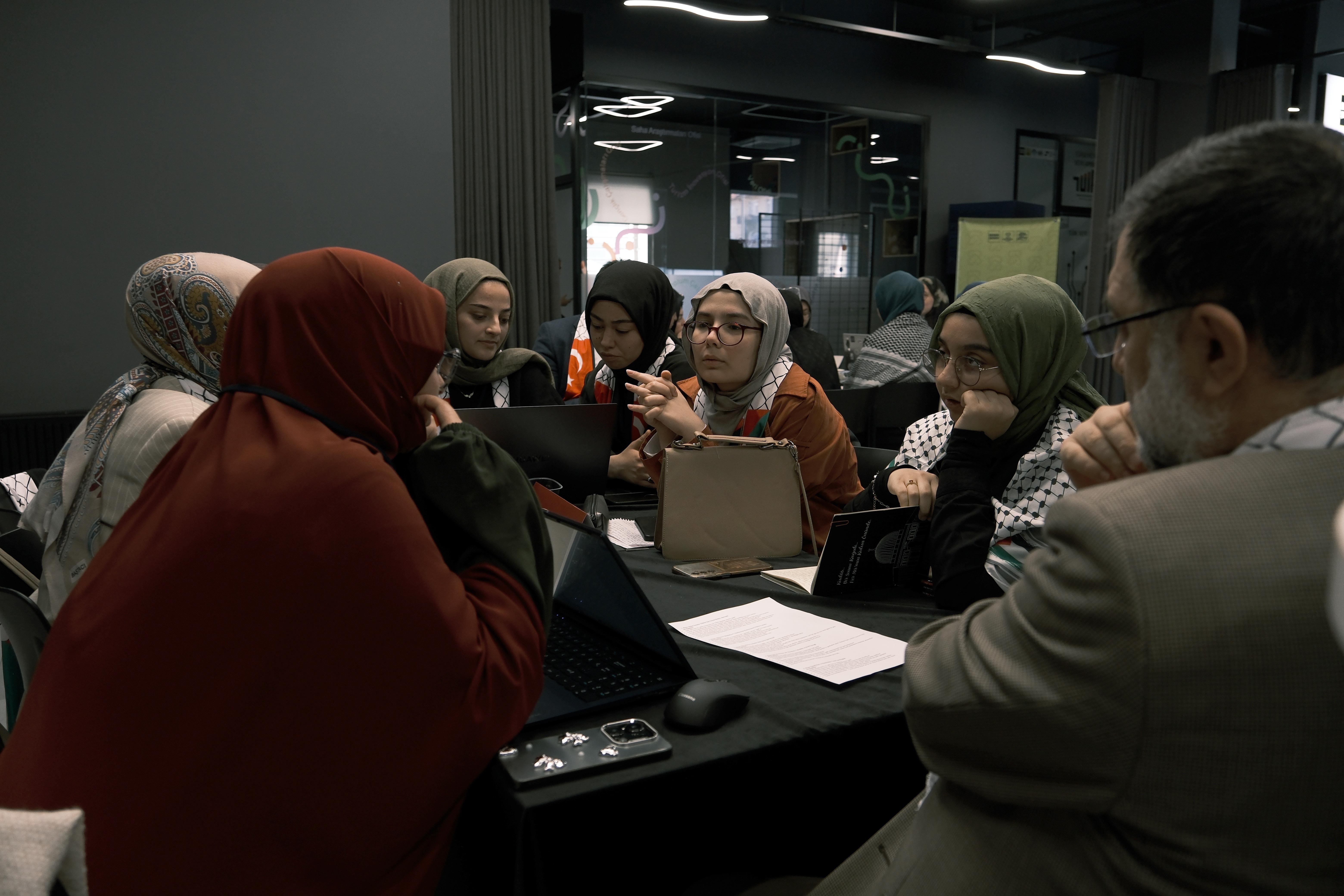 KUDÜS ÇALIŞMA GRUBU’NUN “HAKİKATE BİR GEÇİT” ÇALIŞTAYI LİSELİ GENÇLERE FİLİSTİN FARKINDALIĞI KAZANDIRIYOR