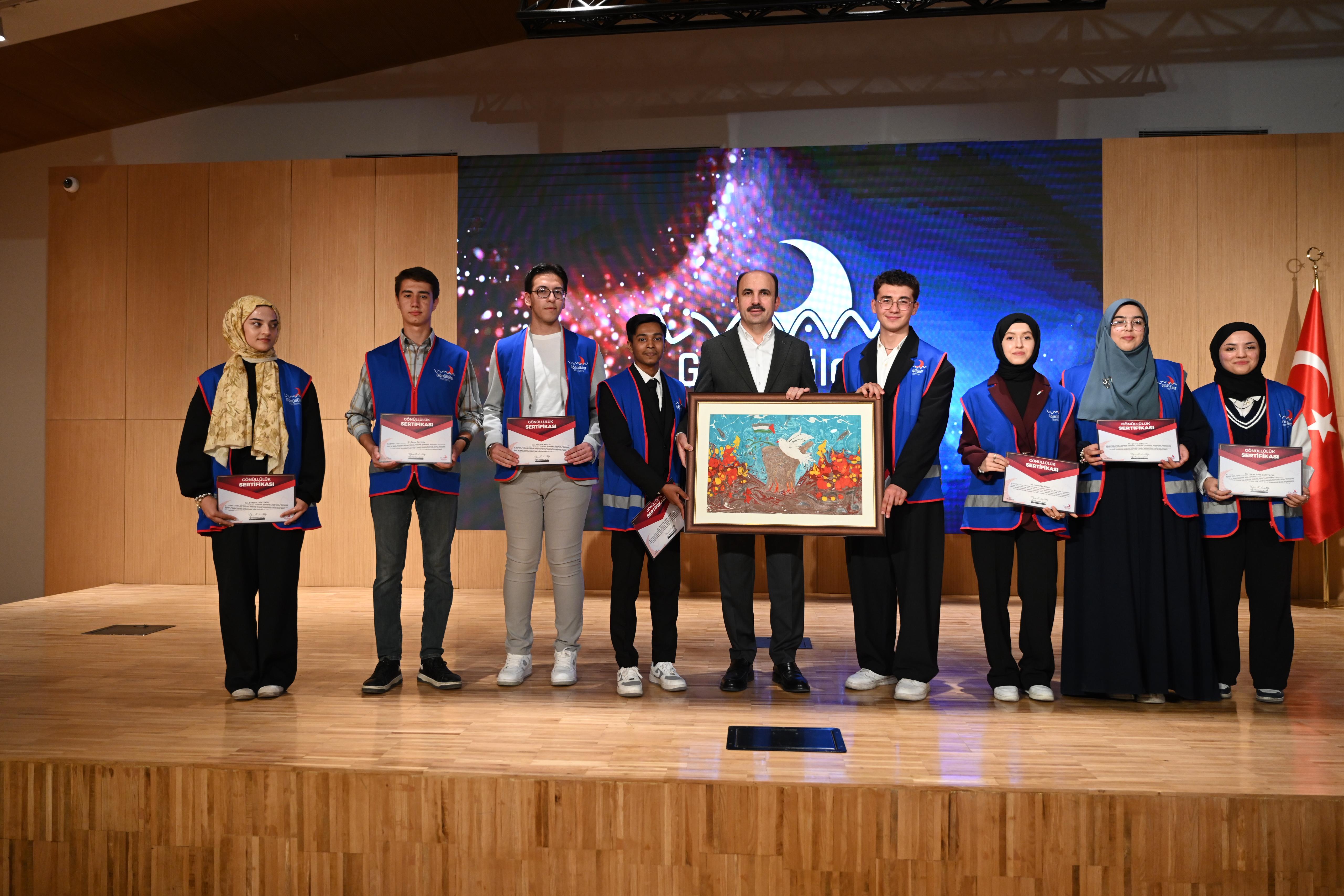 BAŞKAN ALTAY, LİMAN GÖNÜLLÜLERİ PLATFORMU ÜYESİ GENÇLERLE BULUŞTU:  “HEDEFİ BÜYÜK TUTARAK TÜM İNSANLIĞA FAYDALI BİR HALE DÖNÜŞTÜRMEMİZ GEREKİYOR”