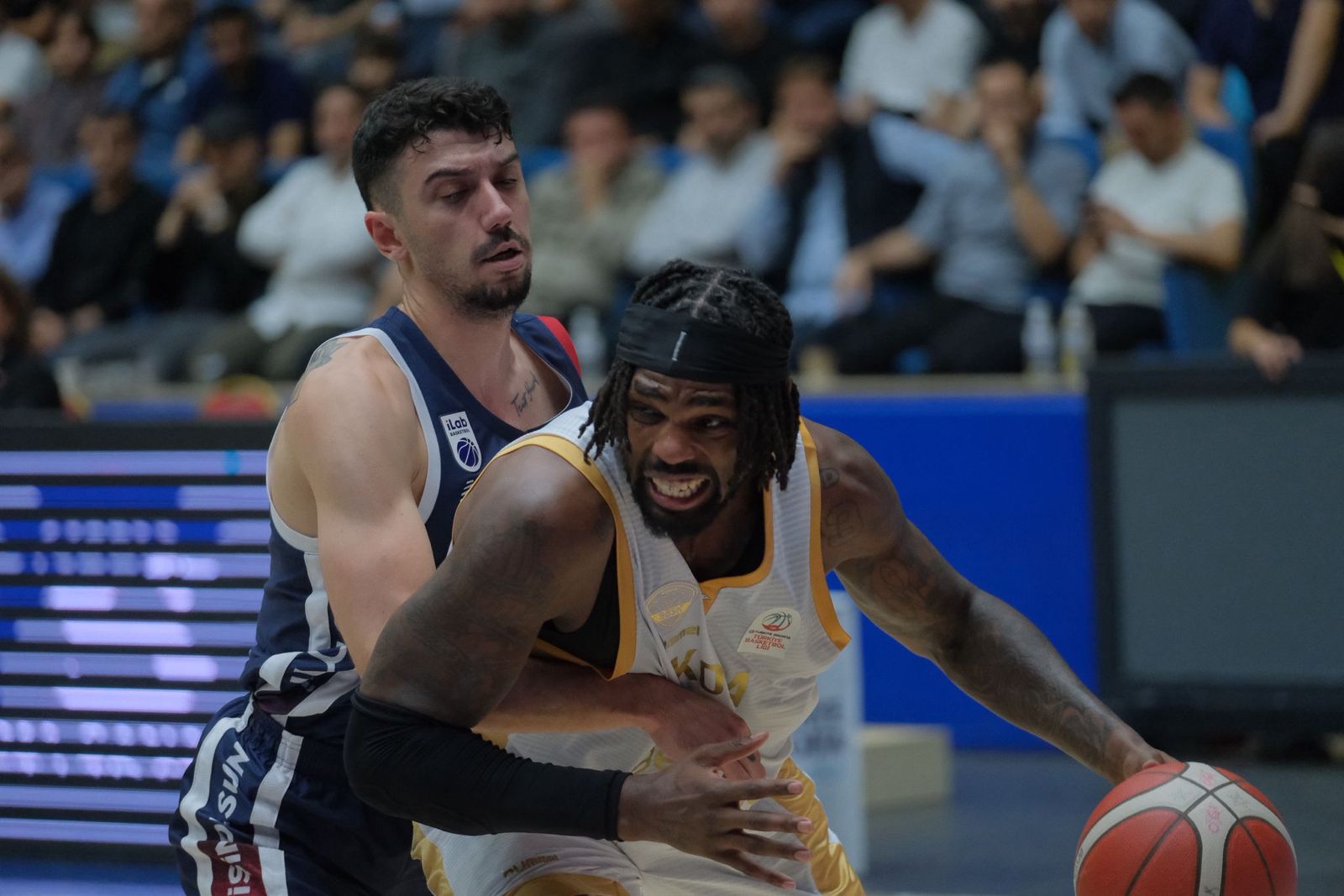 BÜYÜKŞEHİR BELEDİYESPOR BASKETBOL VE VOLEYBOLDA YENİLGİ YÜZÜ GÖRMÜYOR
