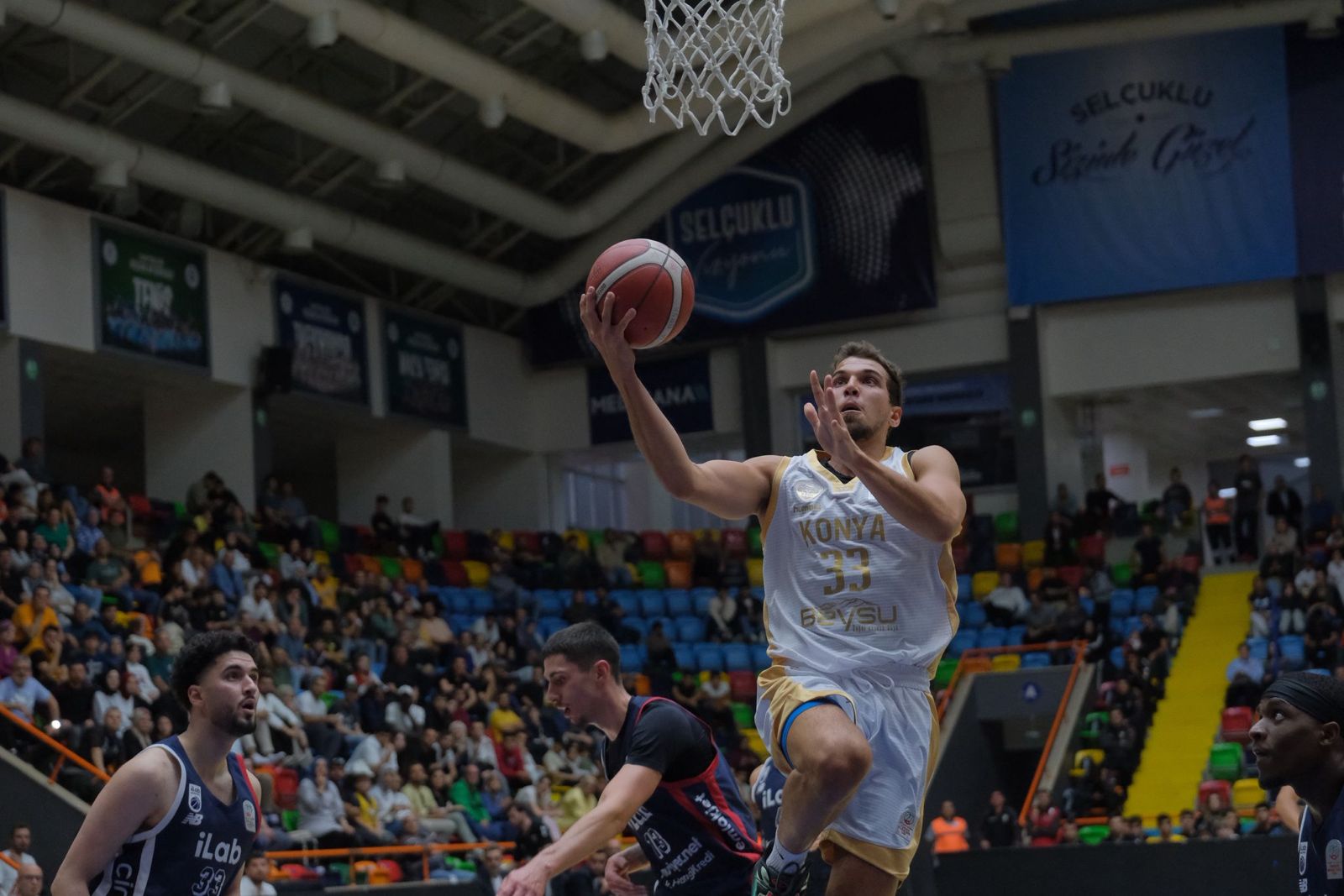 BÜYÜKŞEHİR BELEDİYESPOR BASKETBOL VE VOLEYBOLDA YENİLGİ YÜZÜ GÖRMÜYOR