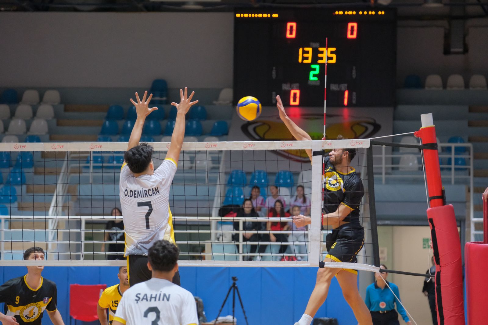 BÜYÜKŞEHİR BELEDİYESPOR BASKETBOL VE VOLEYBOLDA YENİLGİ YÜZÜ GÖRMÜYOR