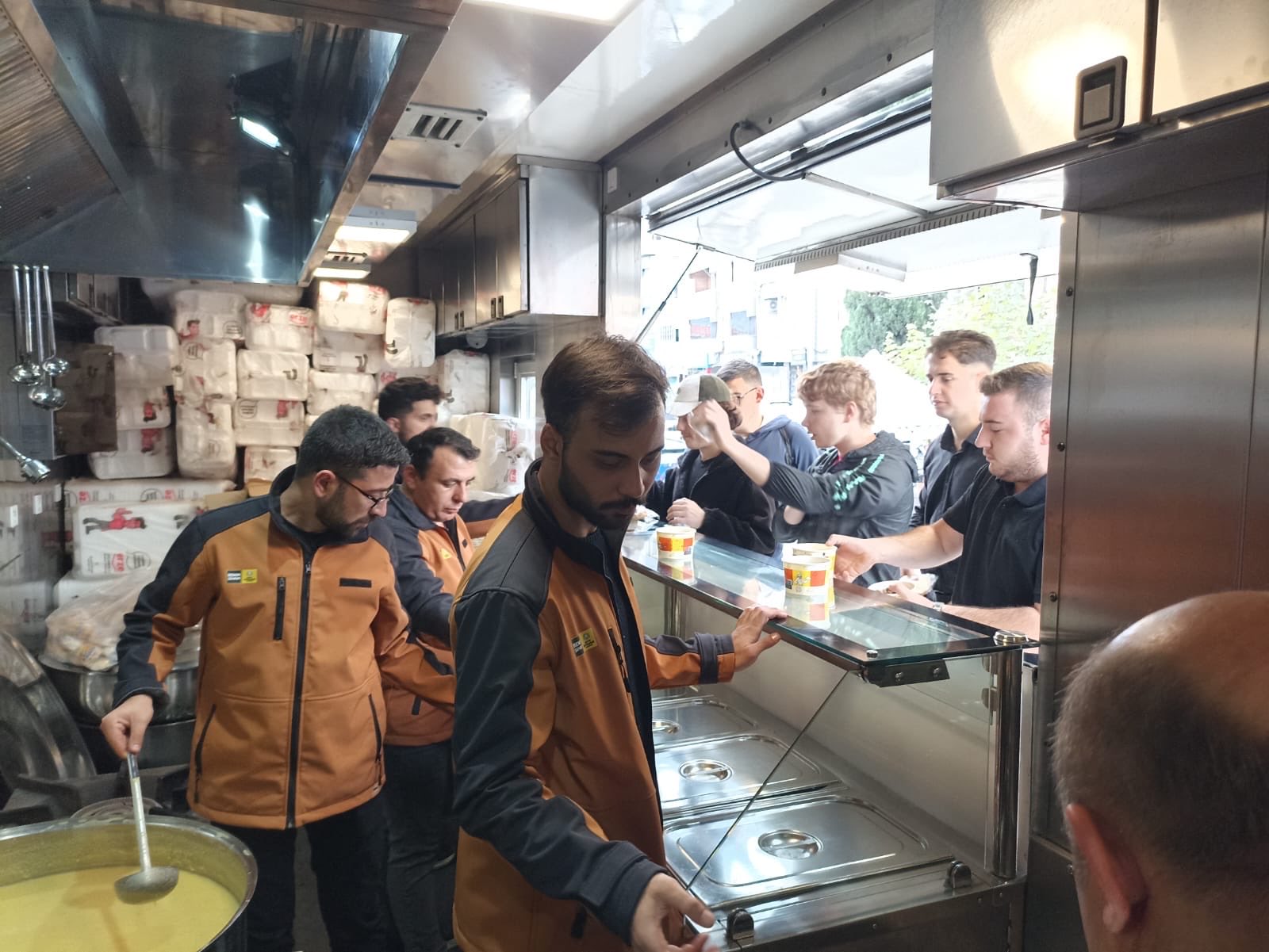 KONYA BÜYÜKŞEHİR DEPREM SONRASI SINDIRGI’DA MOBİL MUTFAK İLE SICAK YEMEK İKRAM EDİYOR