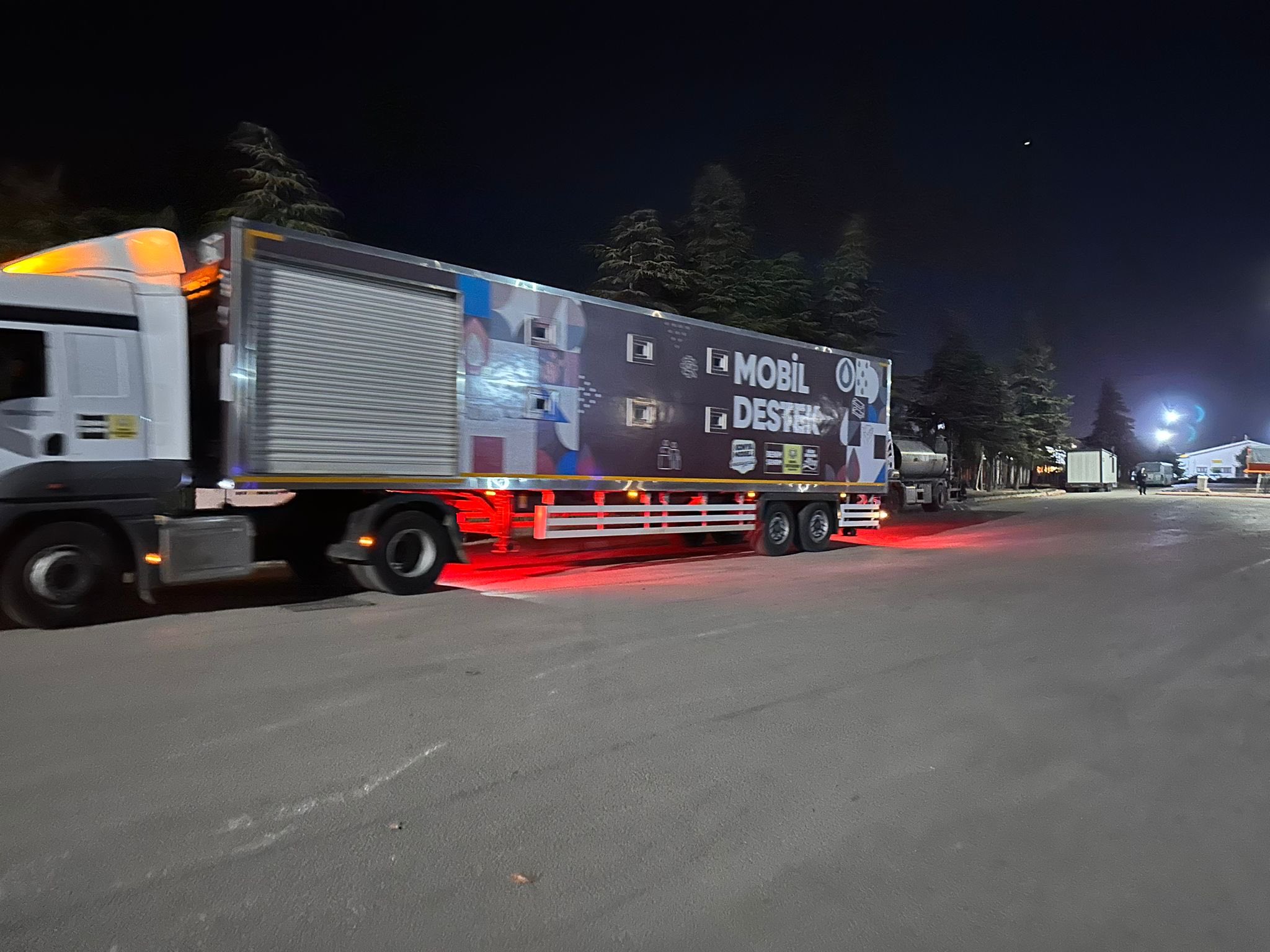 KONYA BÜYÜKŞEHİR DEPREM SONRASI SINDIRGI’DA MOBİL MUTFAK İLE SICAK YEMEK İKRAM EDİYOR