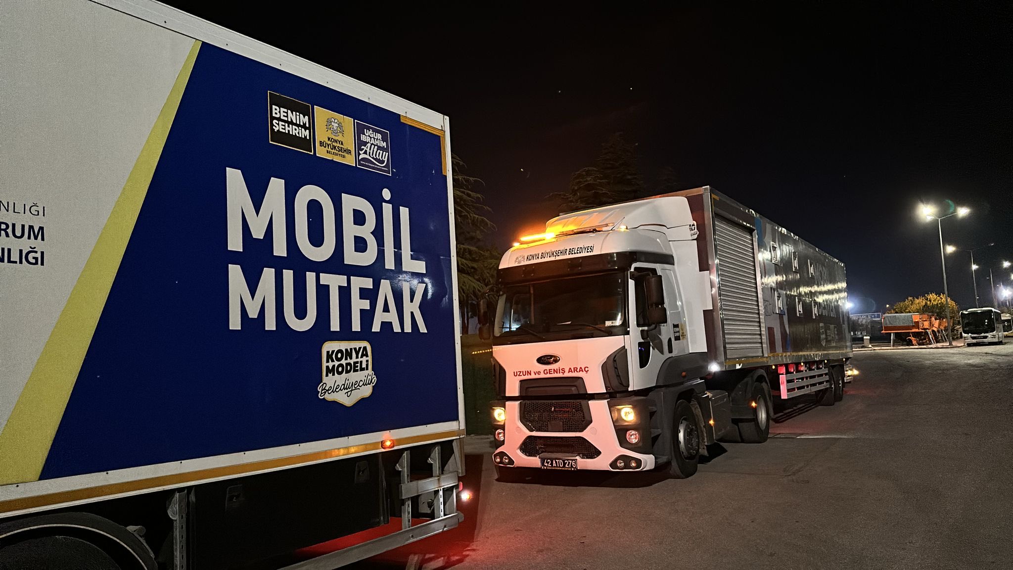 KONYA BÜYÜKŞEHİR DEPREM SONRASI SINDIRGI’DA MOBİL MUTFAK İLE SICAK YEMEK İKRAM EDİYOR