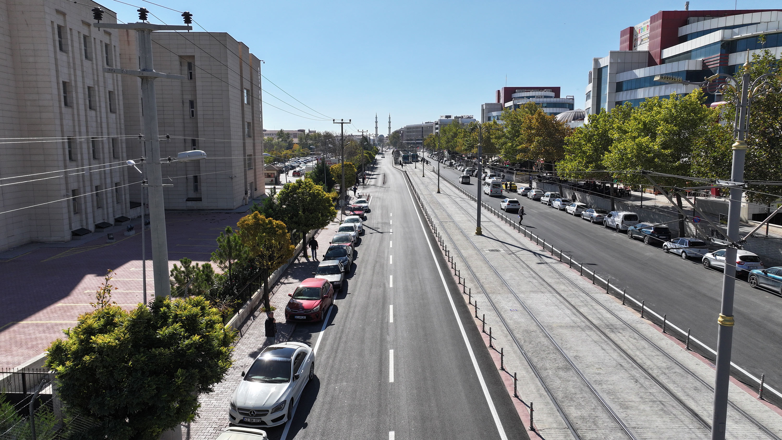 TRAMVAY HATTI ÇALIŞMASI KAPSAMINDA OLAN ŞEHİT BURAK AYDOĞAN CADDESİ ASFALTLANARAK TRAFİĞE AÇILDI