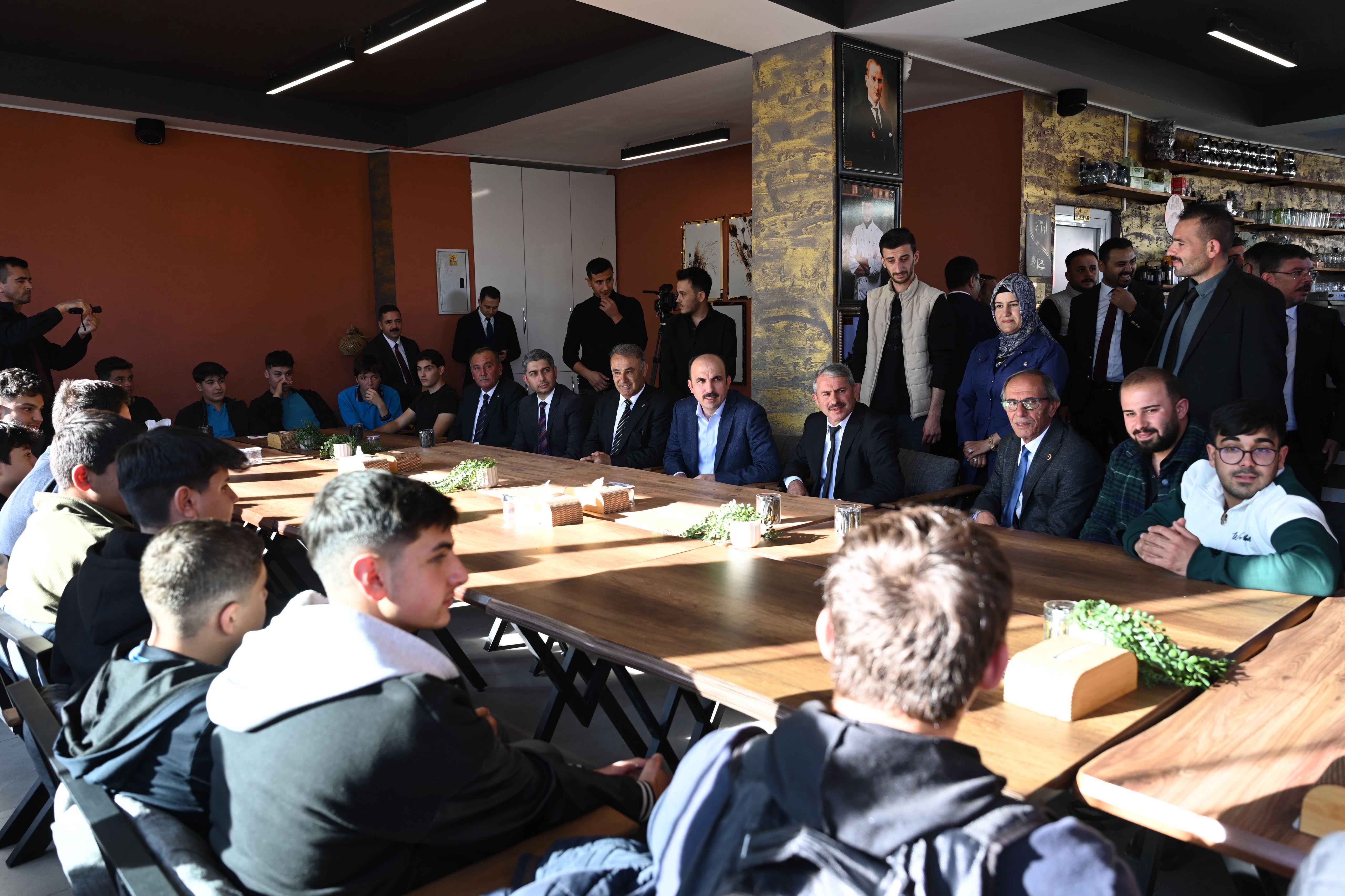 BAŞKAN ALTAY YUNAK’A KAZANDIRILAN PARKIN AÇILIŞINI YAPTI, GENÇLERLE BULUŞTU