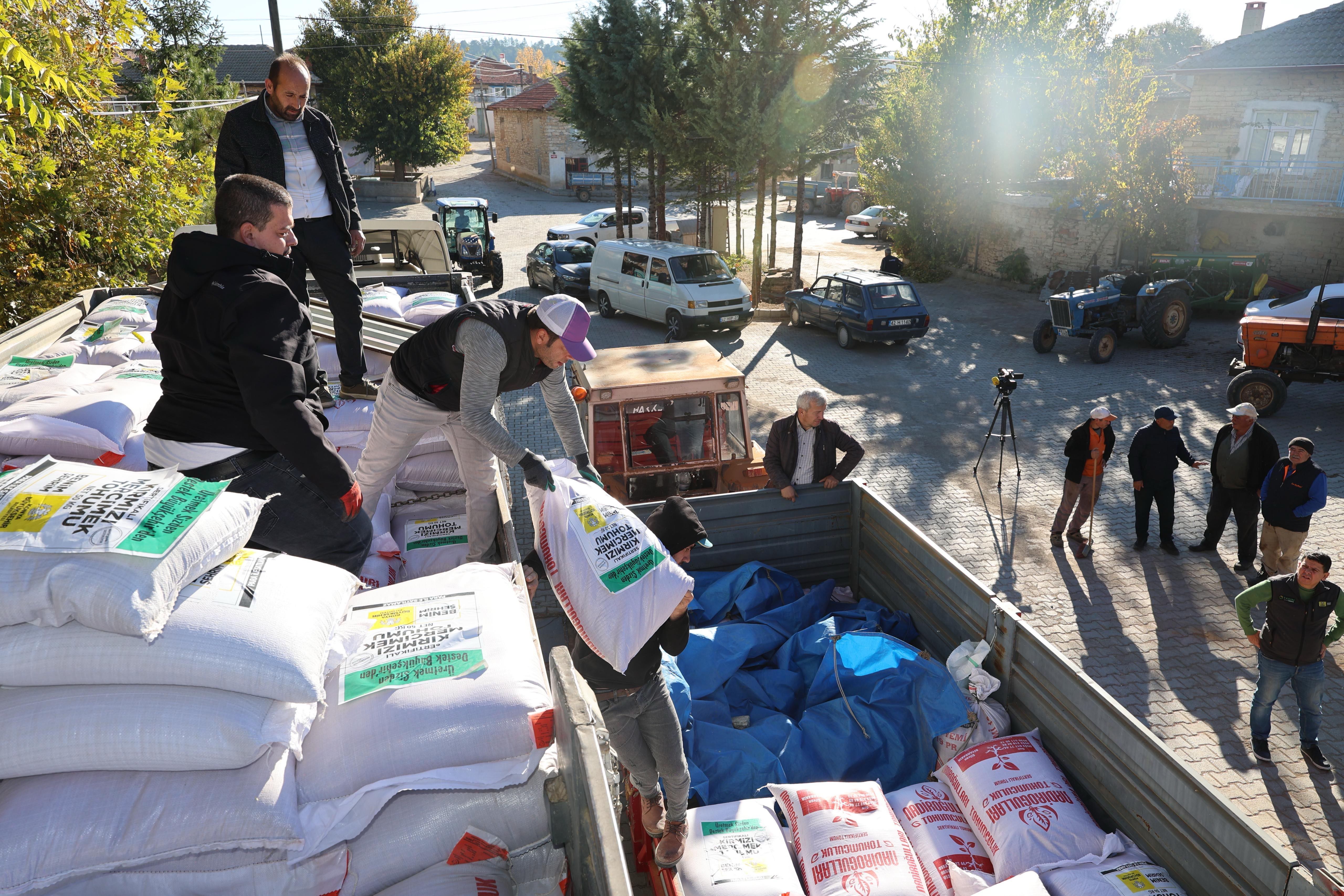 KONYA BÜYÜKŞEHİR’DEN ÇİFTÇİYE KURAKLIĞA DAYANIKLI MERCİMEK TOHUMU DESTEĞİ