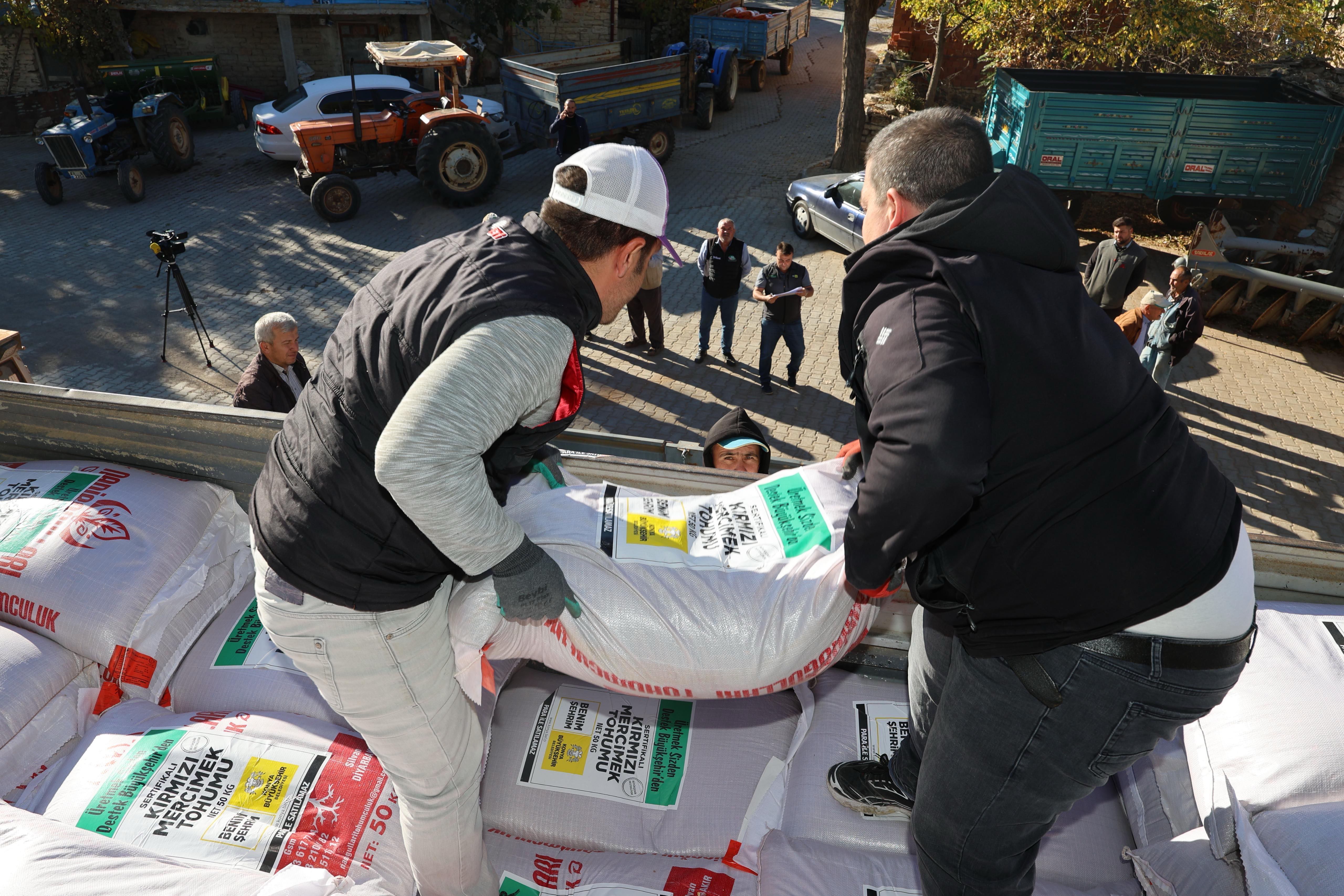 KONYA BÜYÜKŞEHİR’DEN ÇİFTÇİYE KURAKLIĞA DAYANIKLI MERCİMEK TOHUMU DESTEĞİ