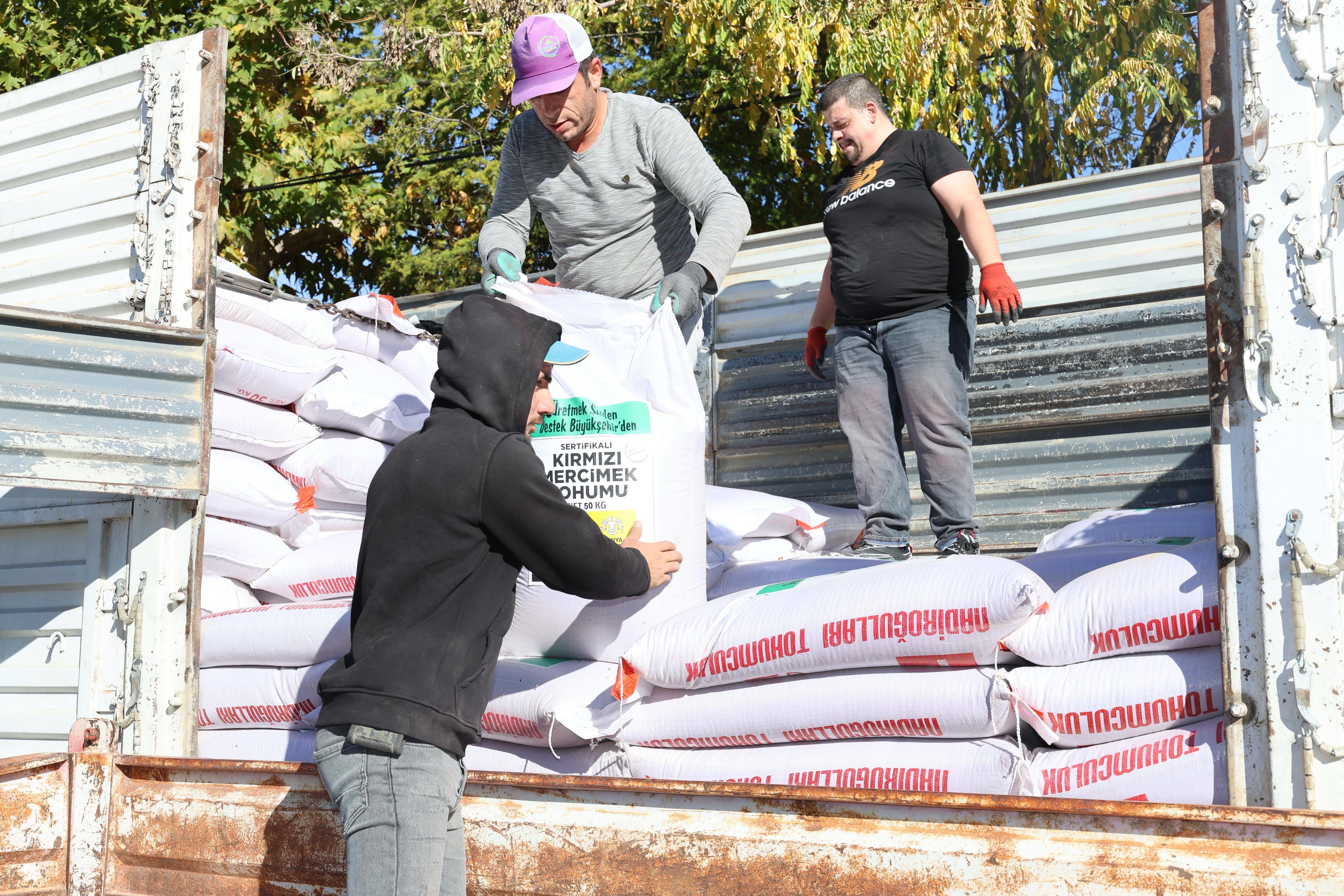 KONYA BÜYÜKŞEHİR’DEN ÇİFTÇİYE KURAKLIĞA DAYANIKLI MERCİMEK TOHUMU DESTEĞİ