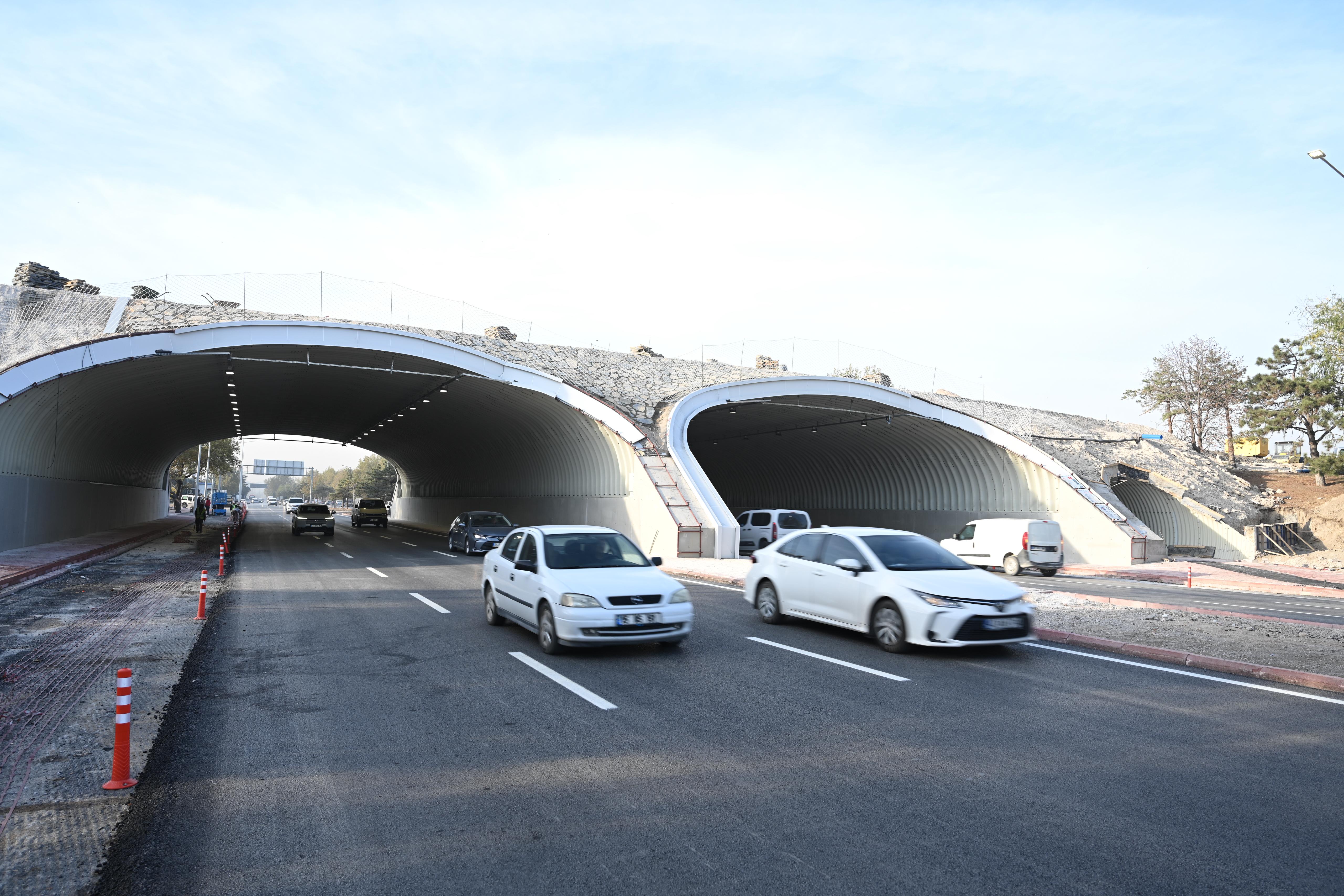 BAŞKAN ALTAY YENİLEME ÇALIŞMASI SÜREN MARANGOZLAR KAVŞAĞI’NIN ALT KISMINI TRAFİĞE AÇTIKLARINI AÇIKLADI