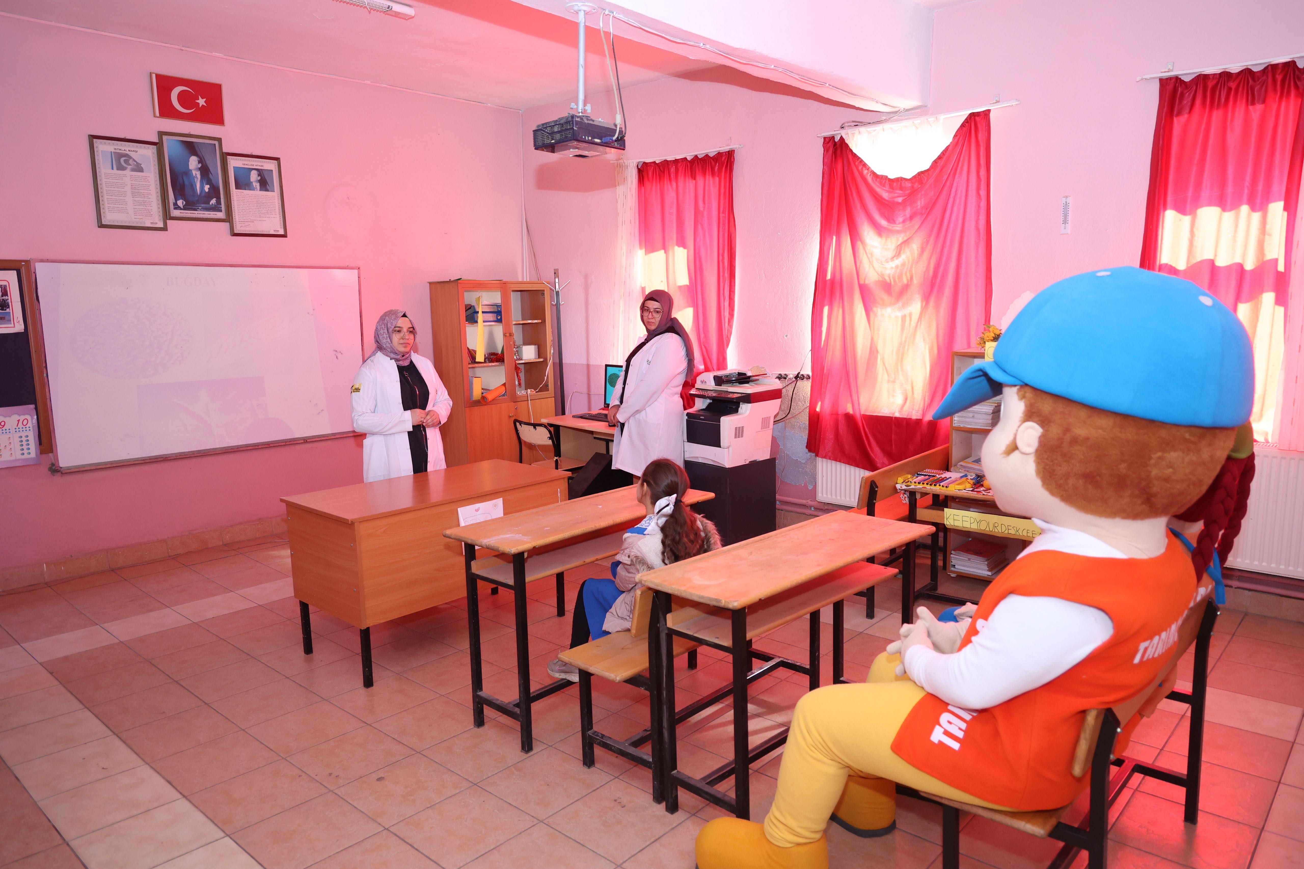 ILGIN GÖKÇEYURT’UN TEK İLKOKUL ÖĞRENCİSİ İLAYDA’YA MİLLİ TOHUM BİLİNCİ KAZANDIRILDI