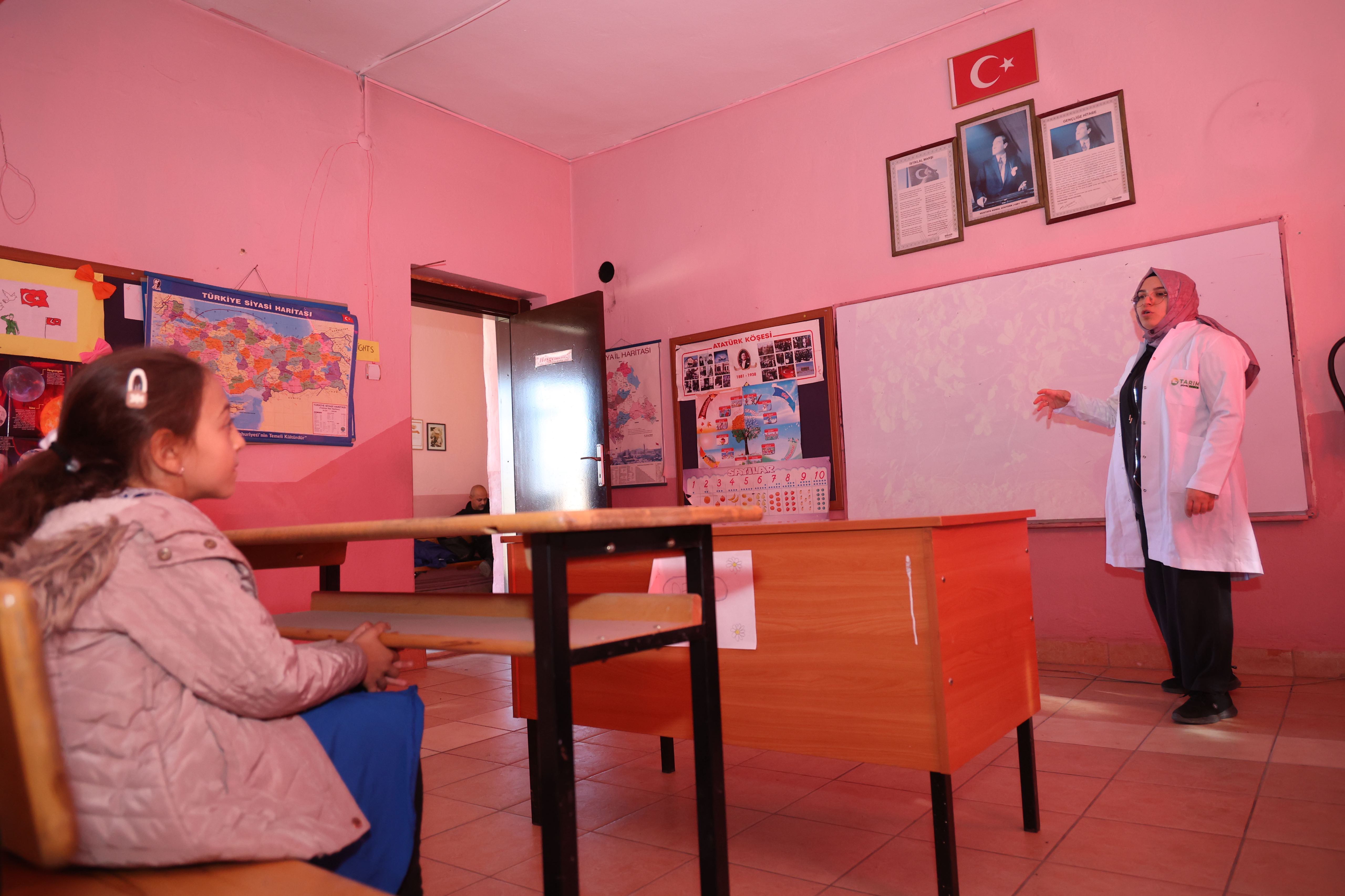 ILGIN GÖKÇEYURT’UN TEK İLKOKUL ÖĞRENCİSİ İLAYDA’YA MİLLİ TOHUM BİLİNCİ KAZANDIRILDI