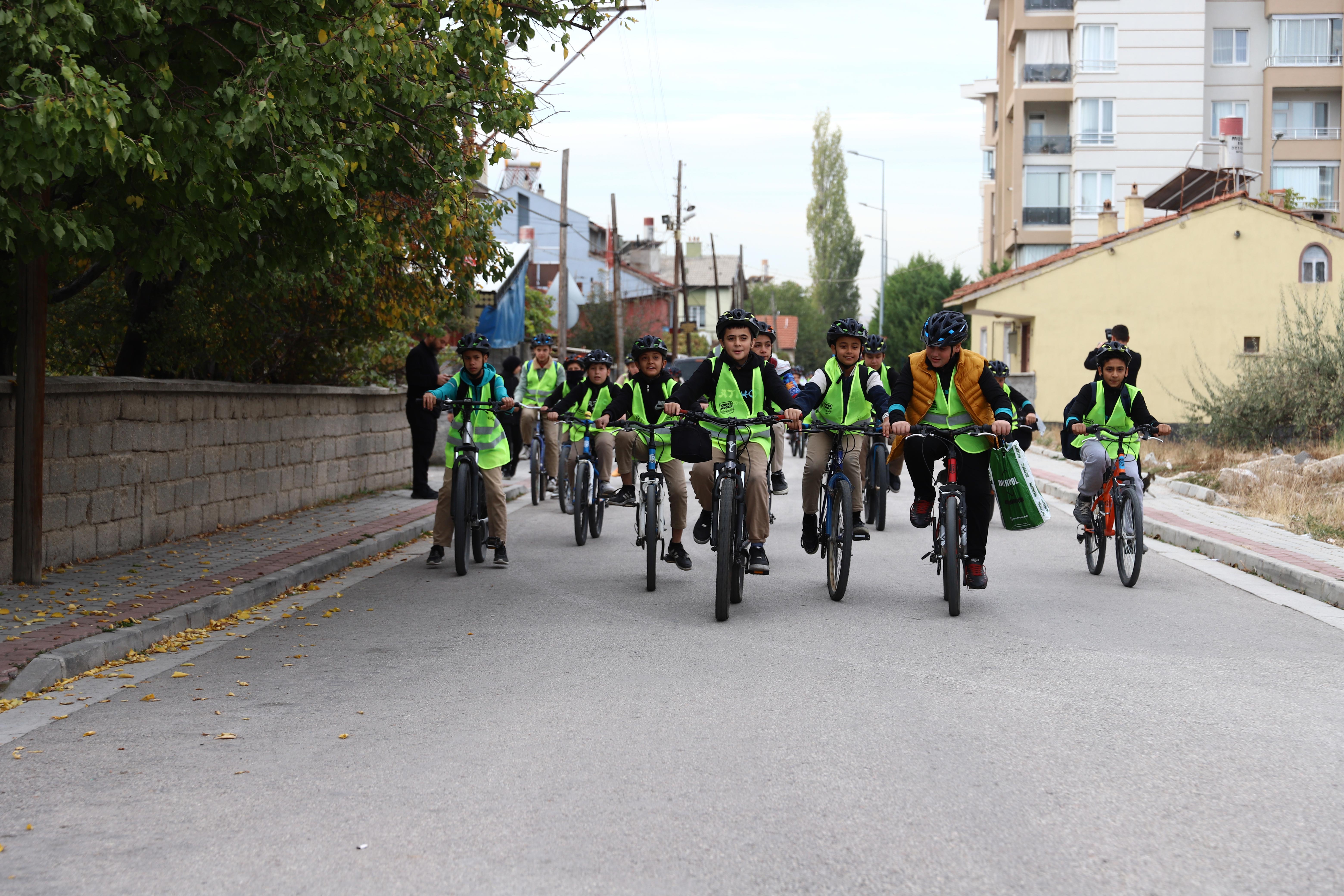 KONYA BÜYÜKŞEHİR'İN "GÜVENLİ OKUL YOLLARI PROJESİ" SONRASI OKULA BİSİKLETLE GİDEN ÖĞRENCİ SAYISI ARTIYOR