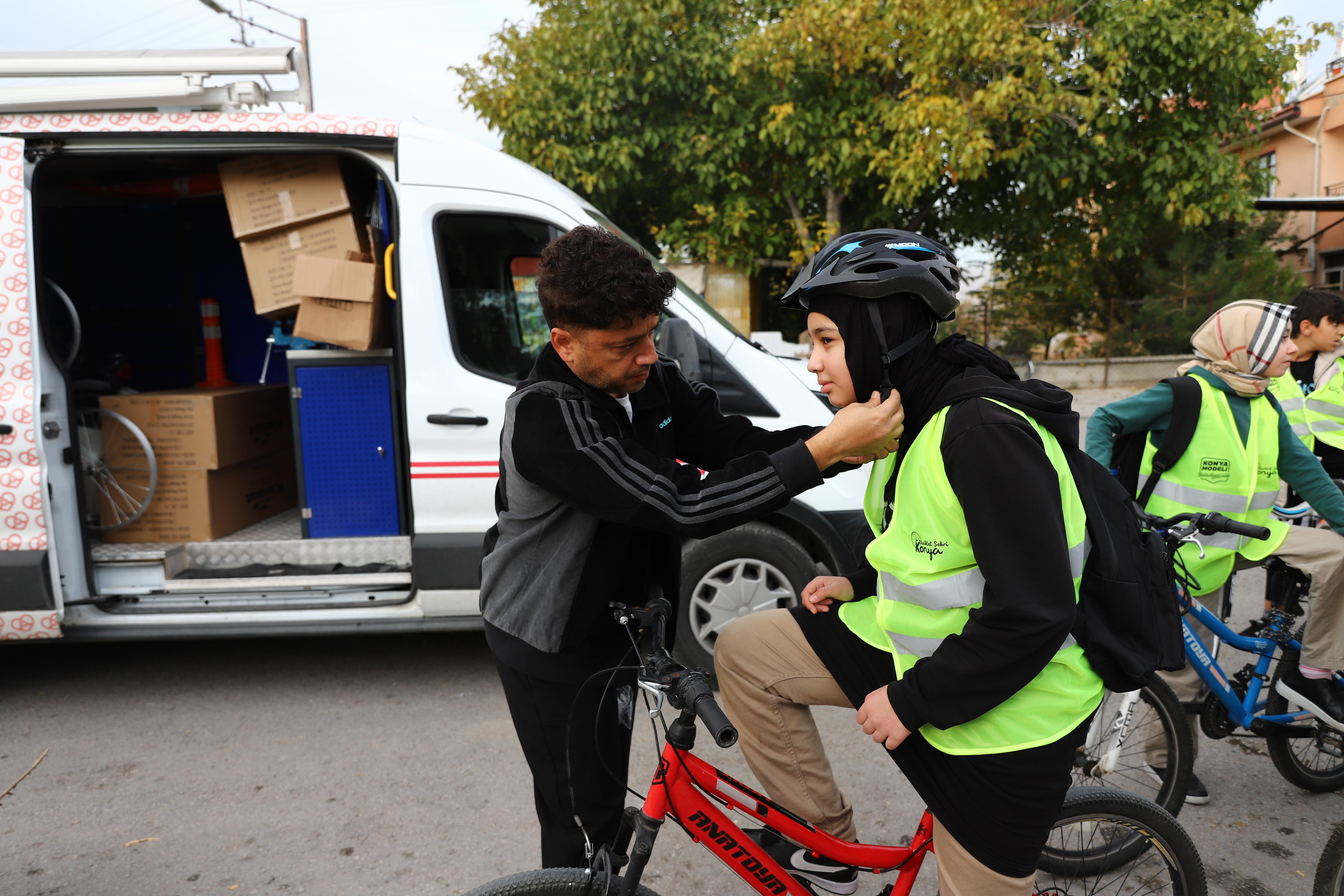 KONYA BÜYÜKŞEHİR'İN "GÜVENLİ OKUL YOLLARI PROJESİ" SONRASI OKULA BİSİKLETLE GİDEN ÖĞRENCİ SAYISI ARTIYOR