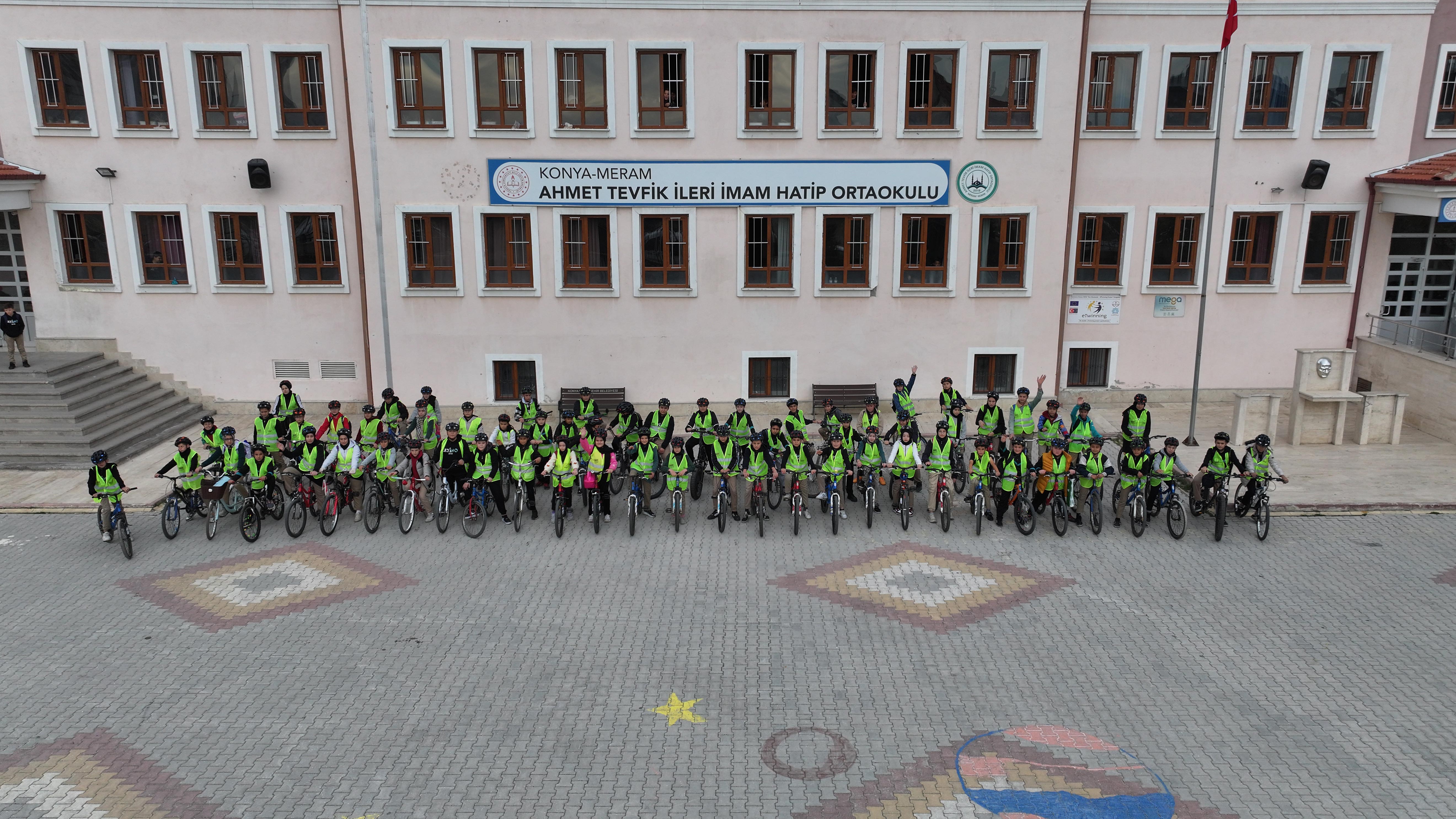KONYA BÜYÜKŞEHİR'İN "GÜVENLİ OKUL YOLLARI PROJESİ" SONRASI OKULA BİSİKLETLE GİDEN ÖĞRENCİ SAYISI ARTIYOR