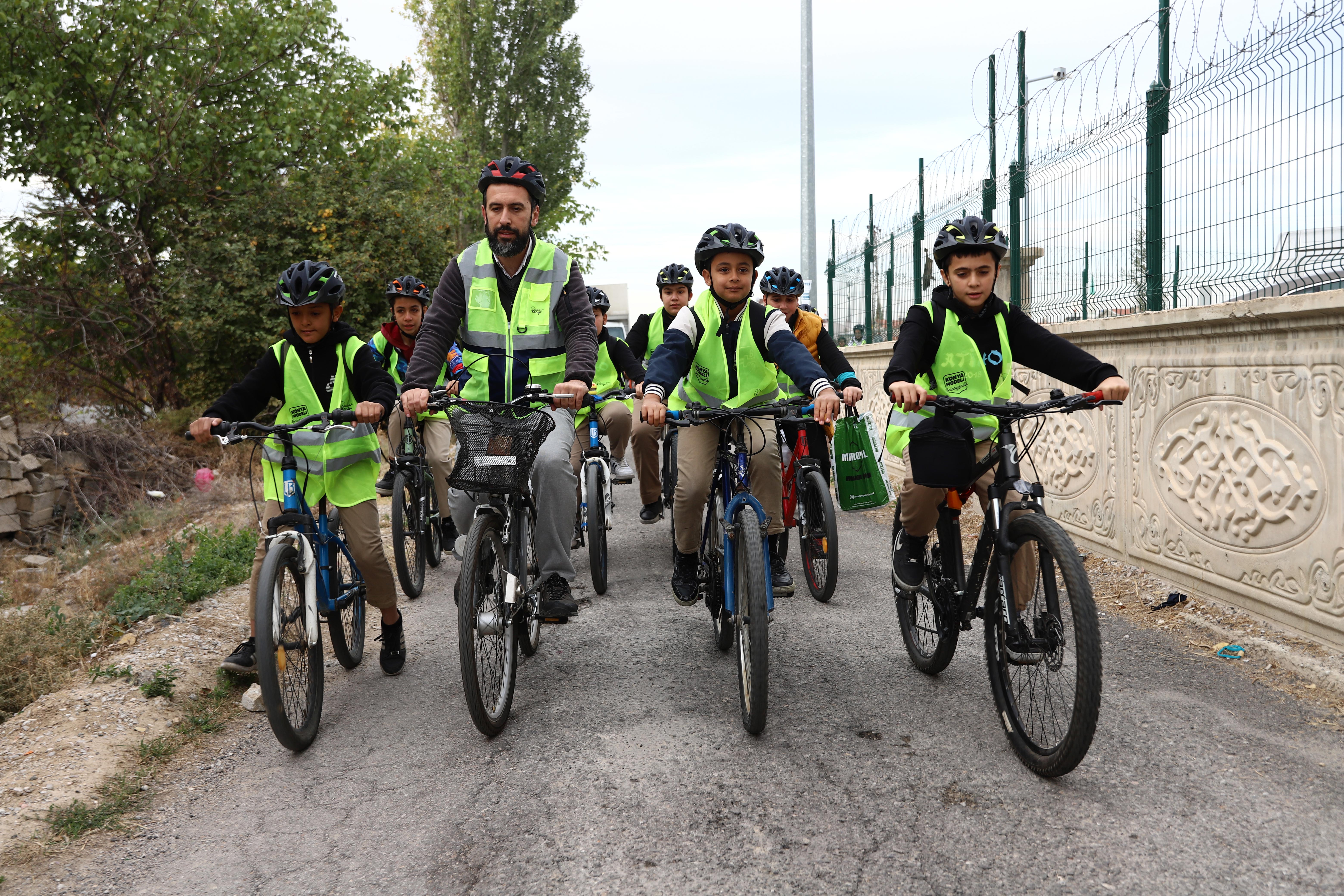 KONYA BÜYÜKŞEHİR'İN "GÜVENLİ OKUL YOLLARI PROJESİ" SONRASI OKULA BİSİKLETLE GİDEN ÖĞRENCİ SAYISI ARTIYOR