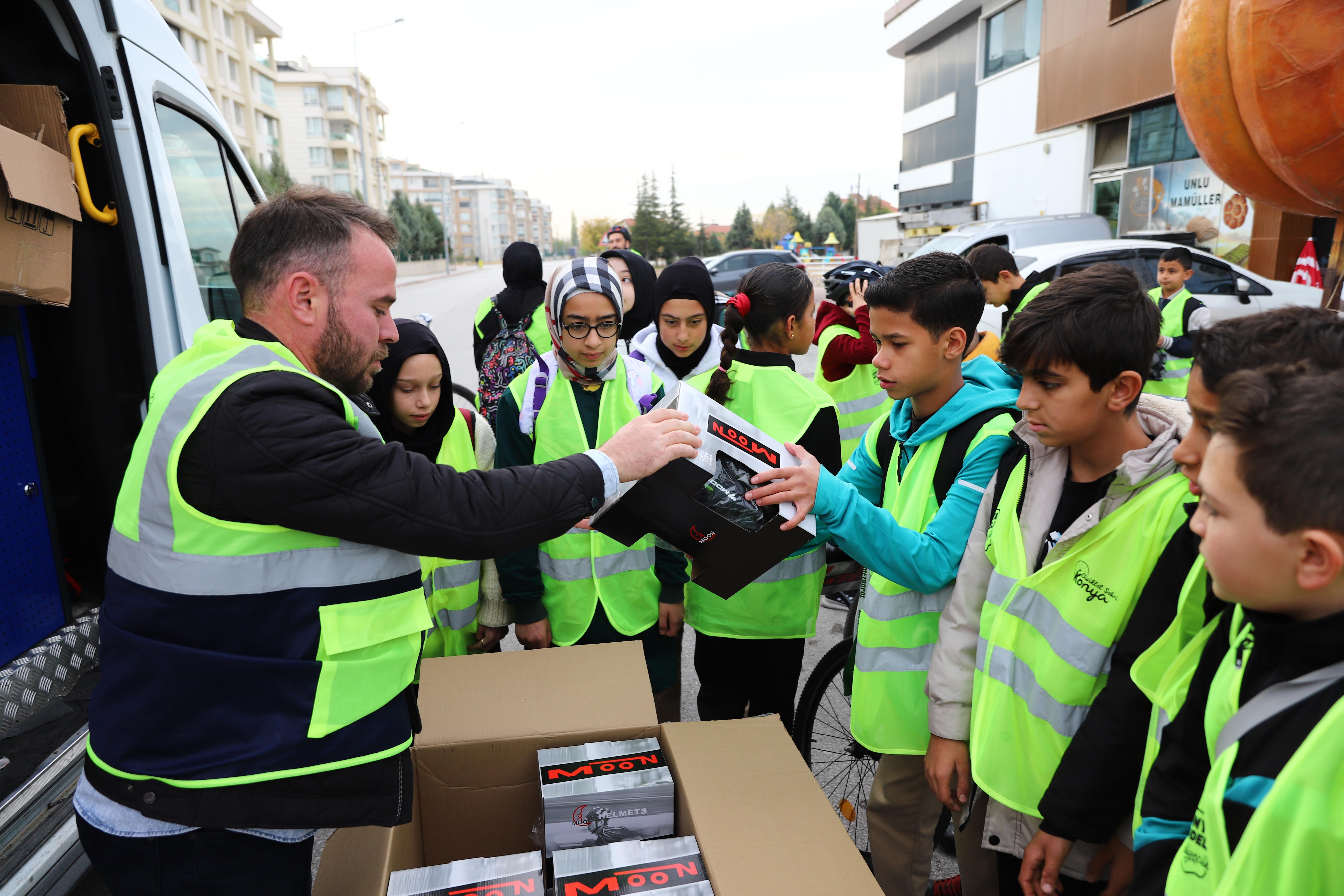 KONYA BÜYÜKŞEHİR'İN "GÜVENLİ OKUL YOLLARI PROJESİ" SONRASI OKULA BİSİKLETLE GİDEN ÖĞRENCİ SAYISI ARTIYOR