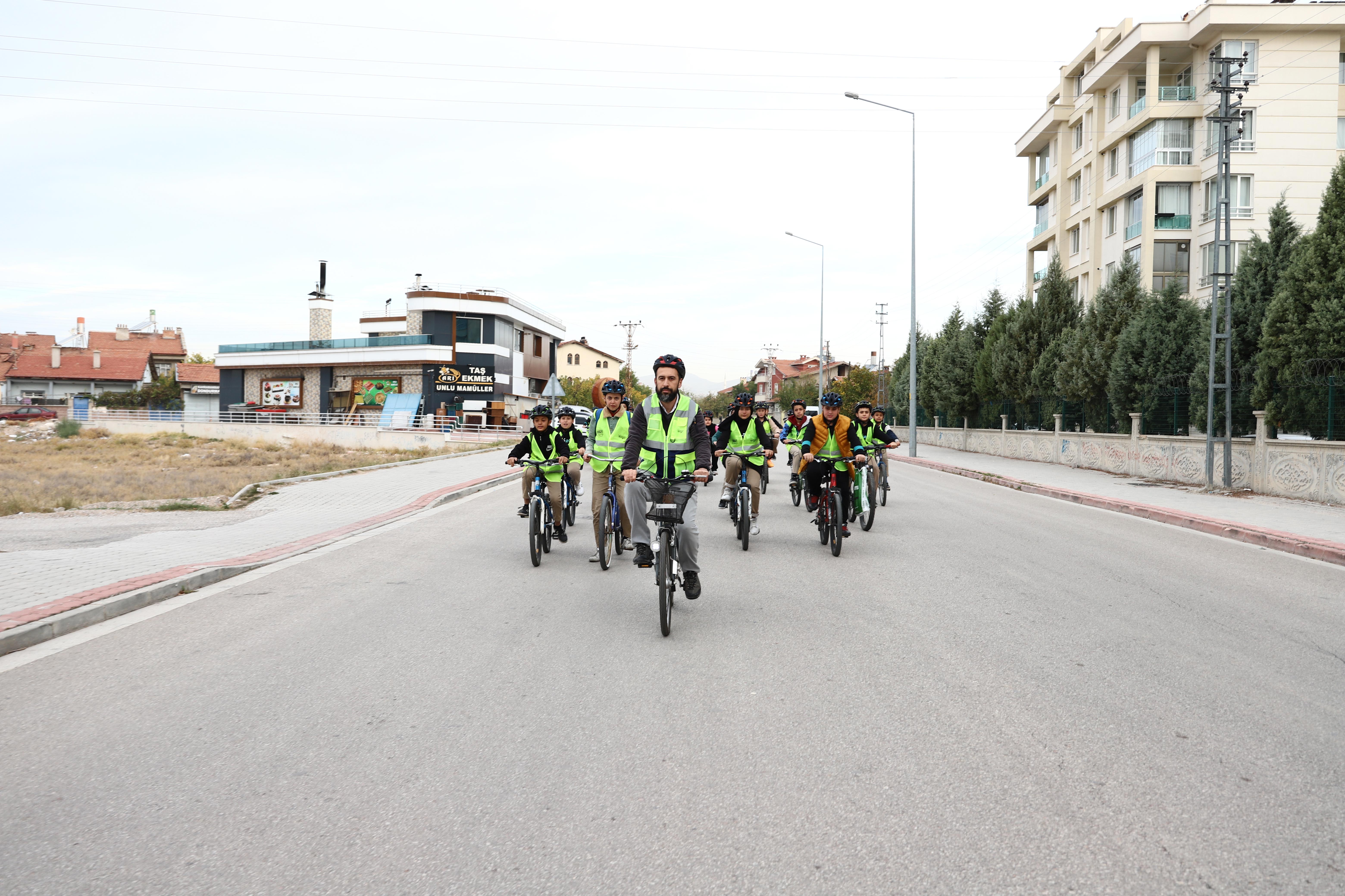 KONYA BÜYÜKŞEHİR'İN "GÜVENLİ OKUL YOLLARI PROJESİ" SONRASI OKULA BİSİKLETLE GİDEN ÖĞRENCİ SAYISI ARTIYOR