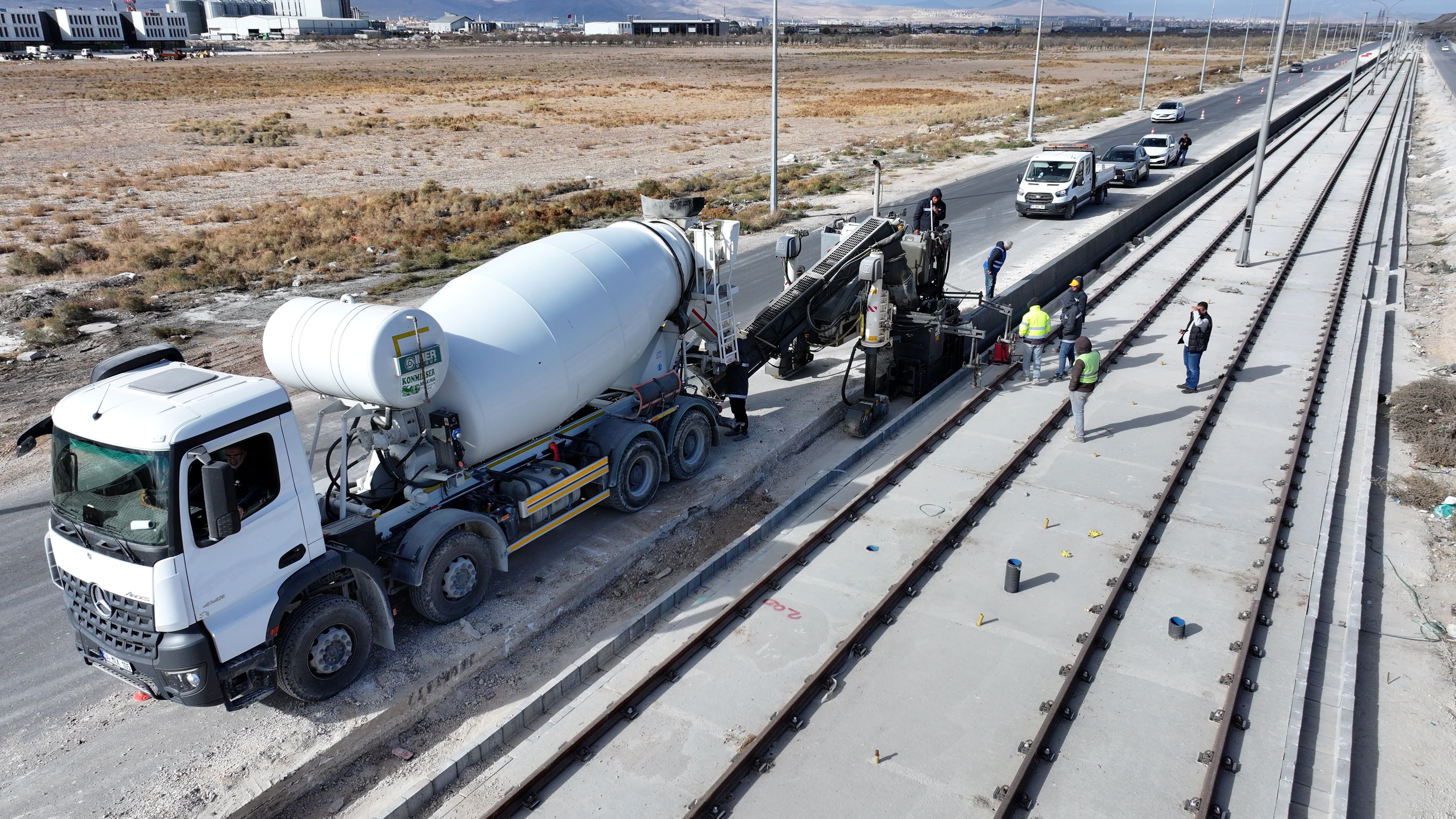 KONYA BÜYÜKŞEHİR, YENİ TRAMVAY HATTI İNŞAATINDA TRAFİĞİ KAPATMADAN ÖRNEK BİR SİSTEMLE BETON BARİYER YAPIYOR