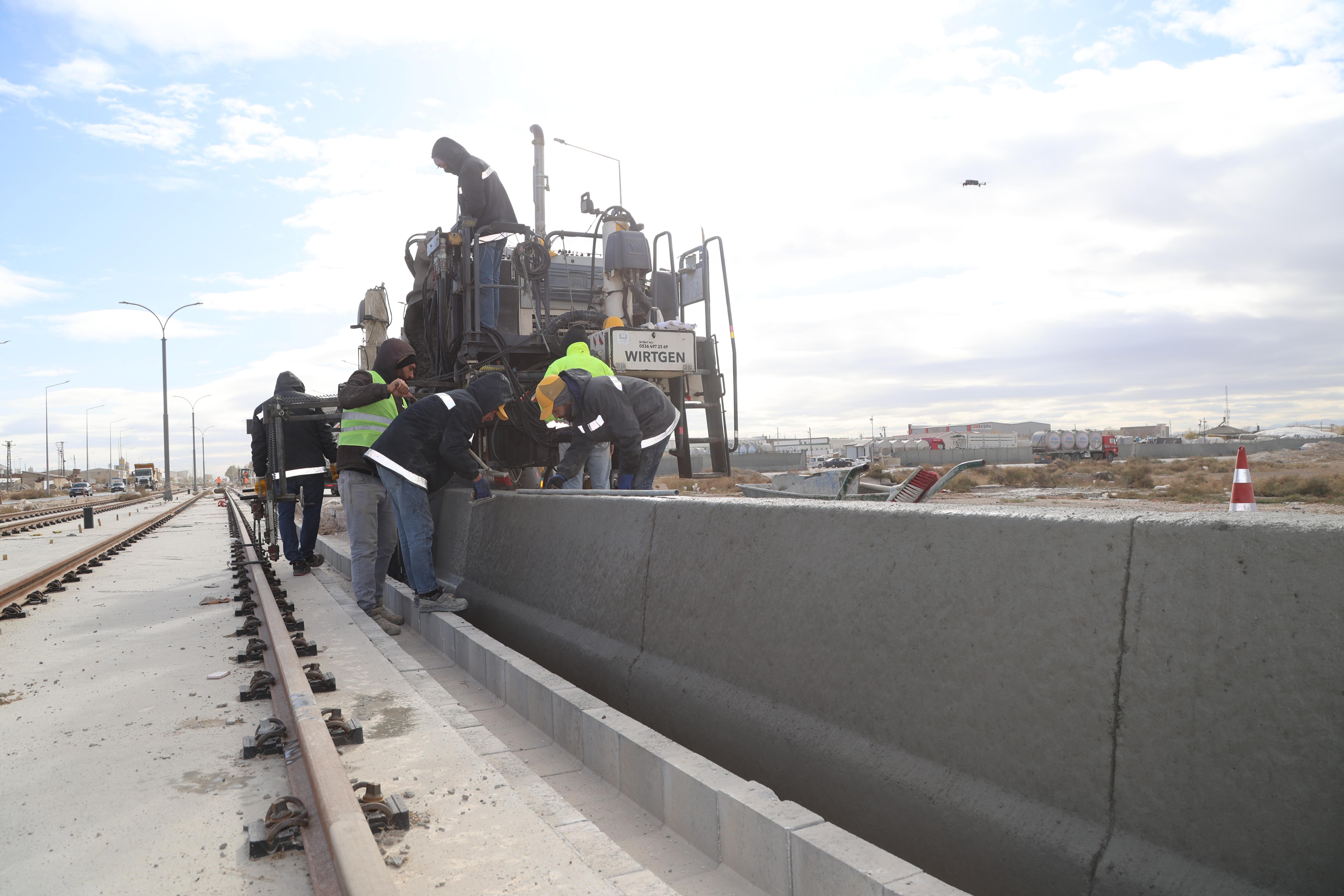 KONYA BÜYÜKŞEHİR, YENİ TRAMVAY HATTI İNŞAATINDA TRAFİĞİ KAPATMADAN ÖRNEK BİR SİSTEMLE BETON BARİYER YAPIYOR