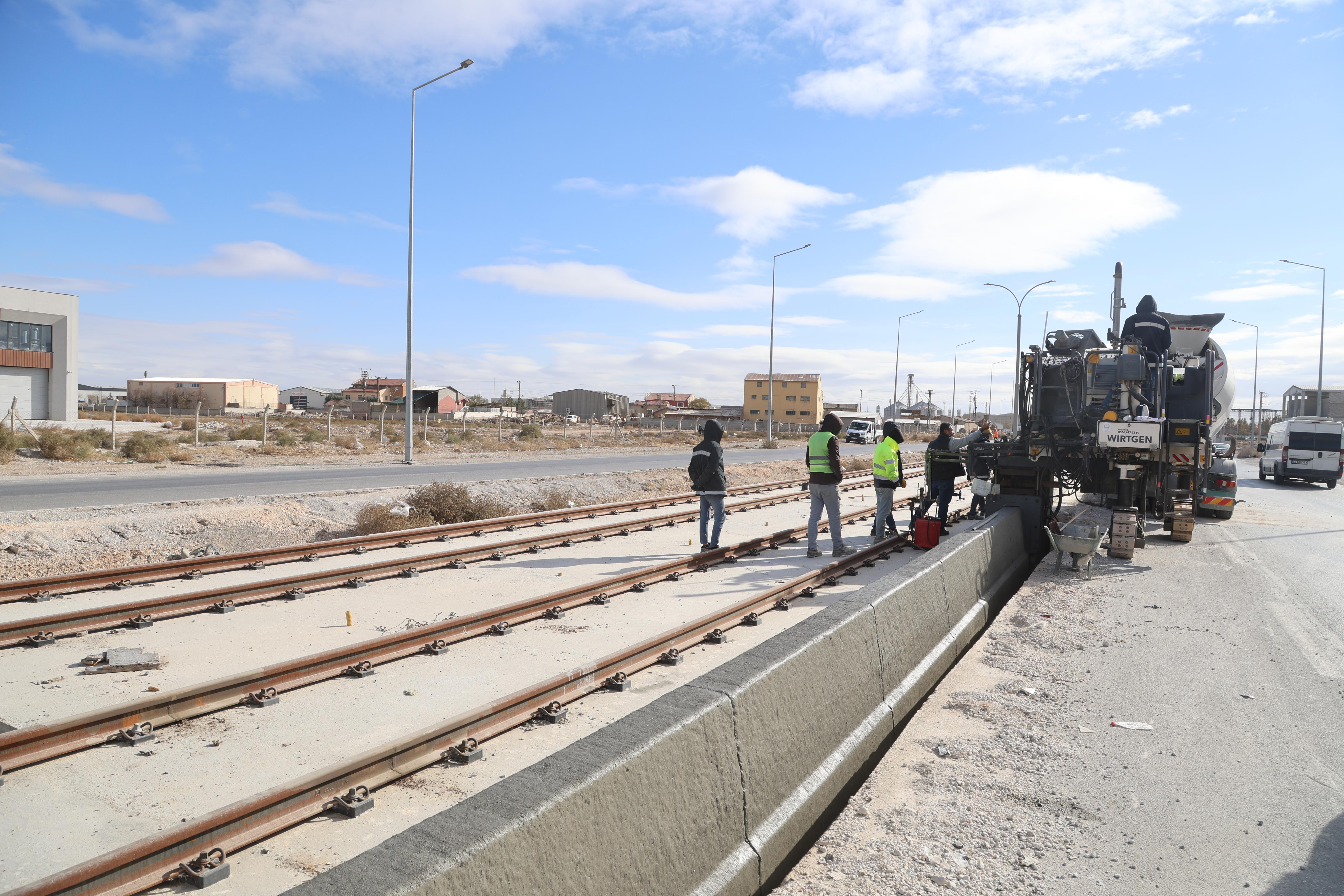 KONYA BÜYÜKŞEHİR, YENİ TRAMVAY HATTI İNŞAATINDA TRAFİĞİ KAPATMADAN ÖRNEK BİR SİSTEMLE BETON BARİYER YAPIYOR