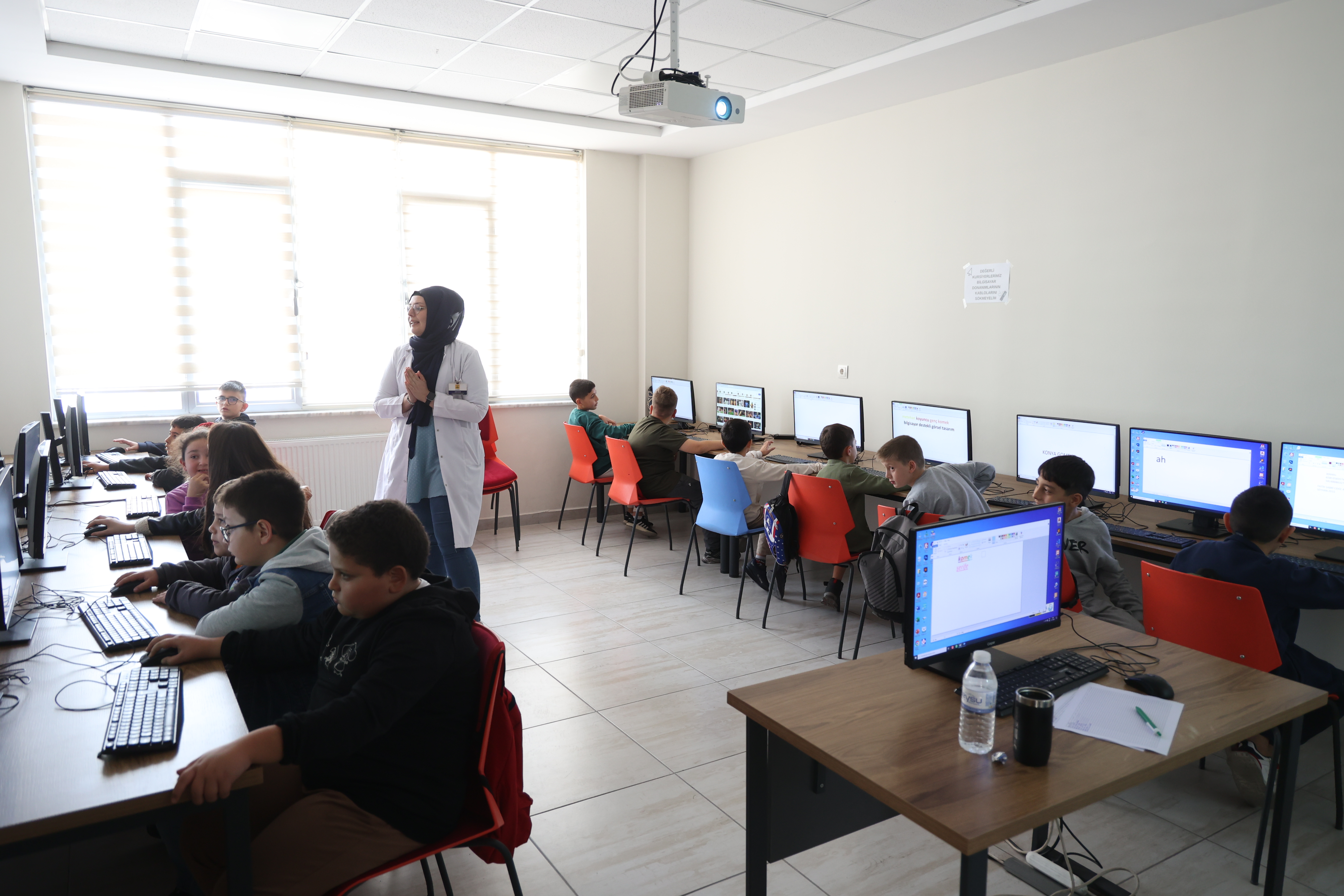 GENÇLERİ GELECEĞE HAZIRLAYAN GENÇ KOMEK ATÖLYE EĞİTİMLERİ BAŞLADI