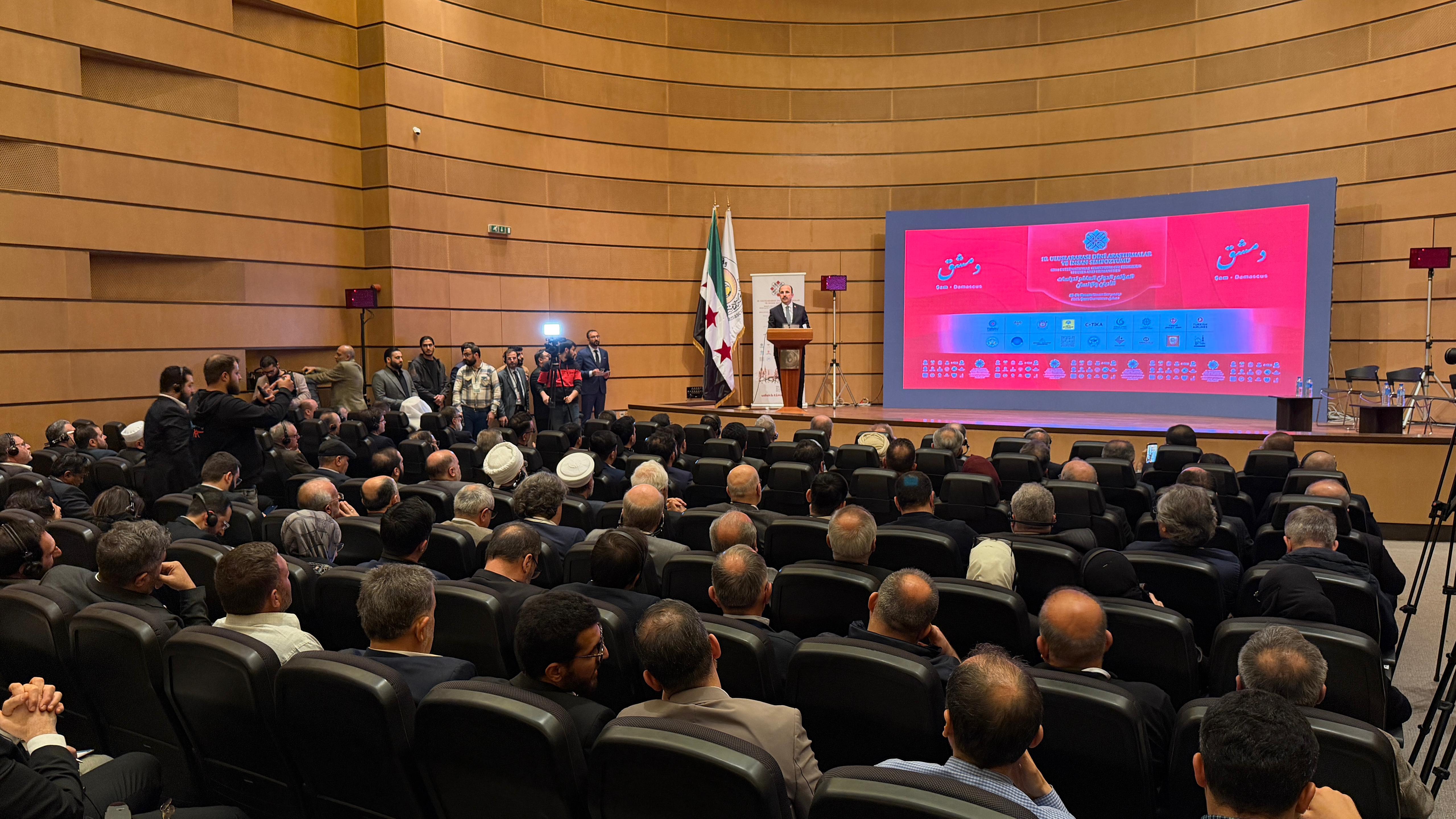 BAŞKAN ALTAY ŞAM’DA DÜZENLENEN 10. ULUSLARARASI DİNİ ARAŞTIRMALAR VE İNSAN SEMPOZYUMU’NDA KONUŞTU: “İNŞALLAH SEMPOZYUMUN 11.SİNİ GAZZE’DE, 12.SİNİ DE KUDÜS’TE YAPMAYI RABBİM BİZE GÖSTERSİN”