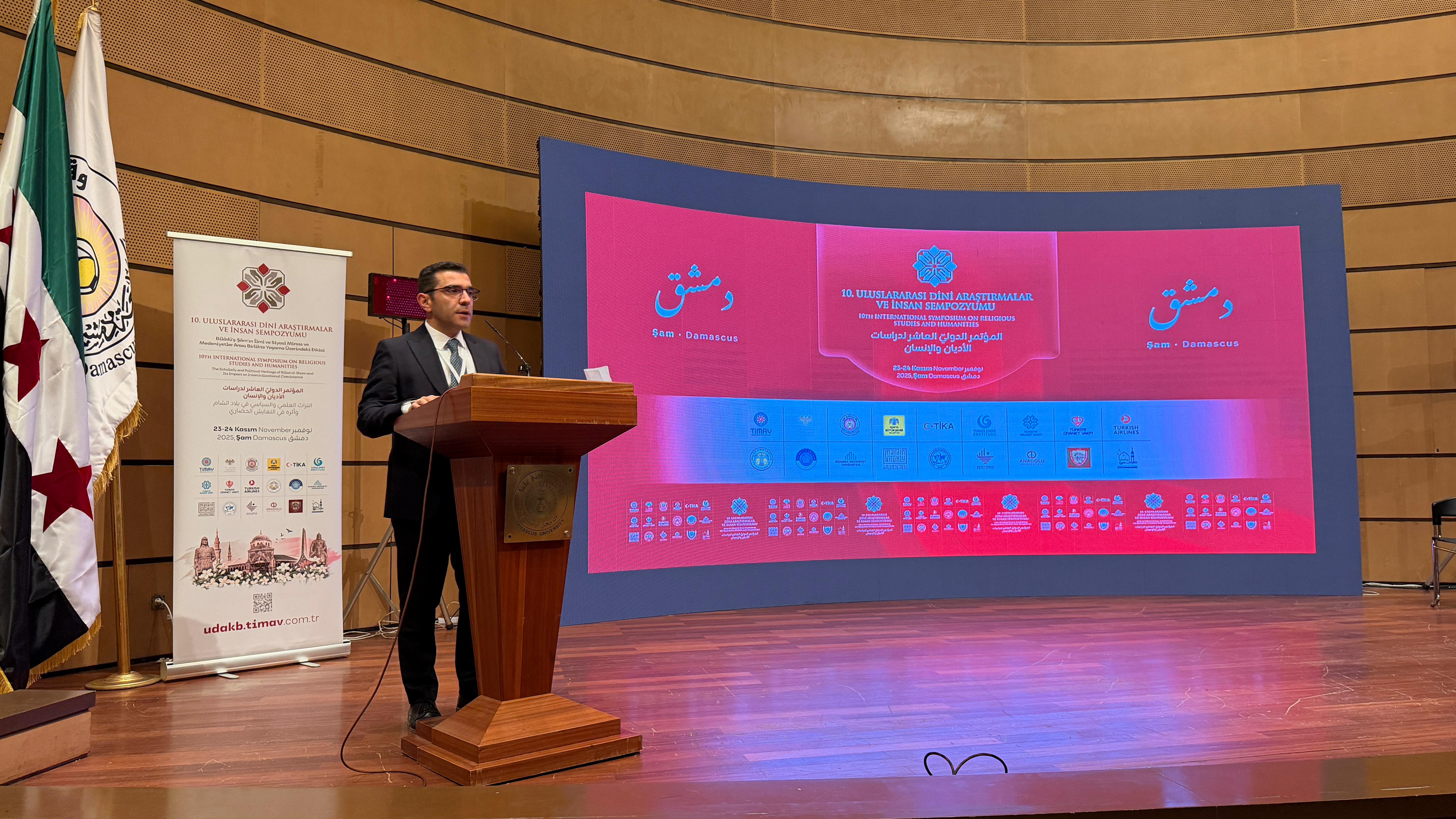BAŞKAN ALTAY ŞAM’DA DÜZENLENEN 10. ULUSLARARASI DİNİ ARAŞTIRMALAR VE İNSAN SEMPOZYUMU’NDA KONUŞTU: “İNŞALLAH SEMPOZYUMUN 11.SİNİ GAZZE’DE, 12.SİNİ DE KUDÜS’TE YAPMAYI RABBİM BİZE GÖSTERSİN”