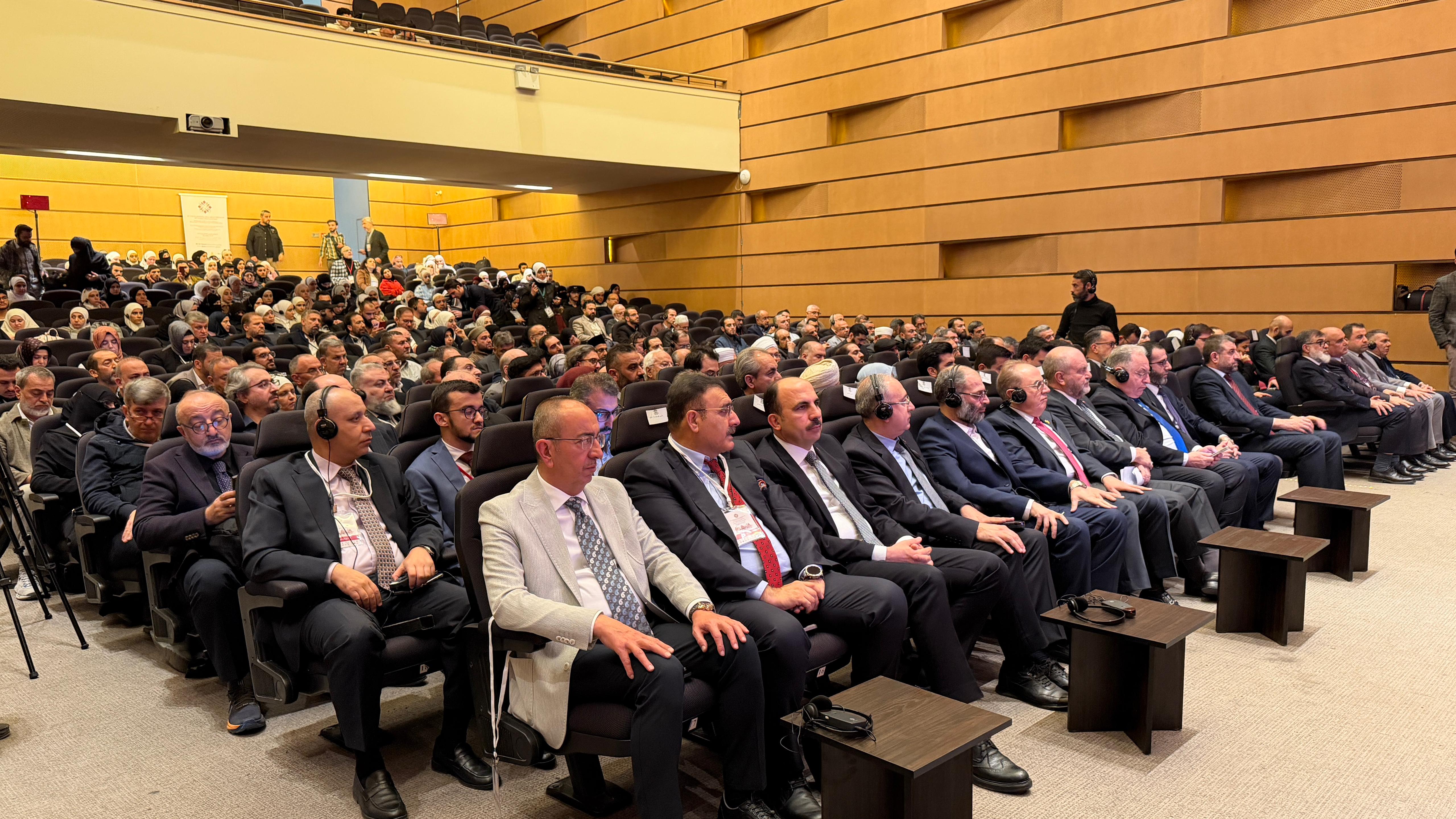 BAŞKAN ALTAY ŞAM’DA DÜZENLENEN 10. ULUSLARARASI DİNİ ARAŞTIRMALAR VE İNSAN SEMPOZYUMU’NDA KONUŞTU: “İNŞALLAH SEMPOZYUMUN 11.SİNİ GAZZE’DE, 12.SİNİ DE KUDÜS’TE YAPMAYI RABBİM BİZE GÖSTERSİN”