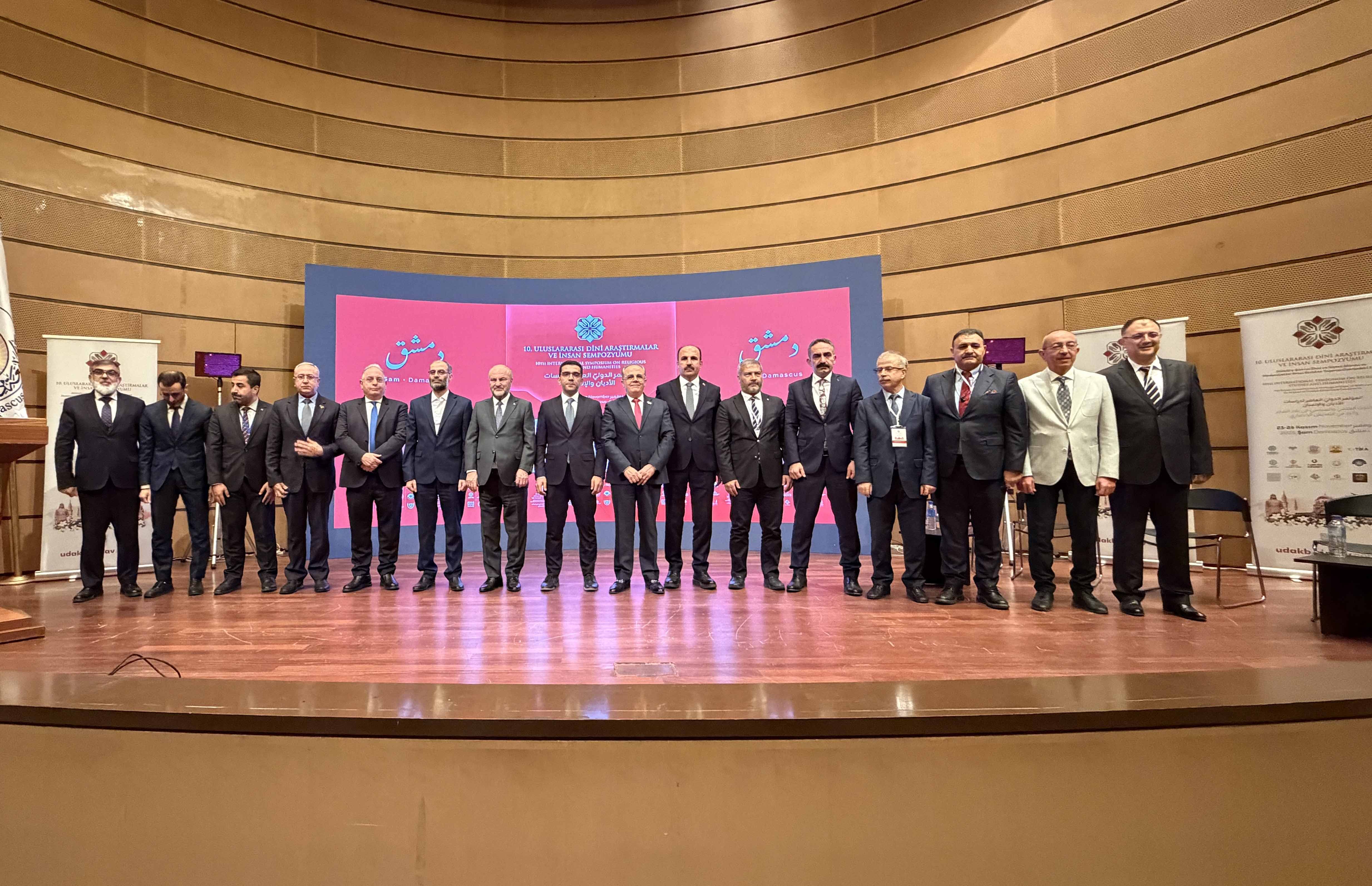 BAŞKAN ALTAY ŞAM’DA DÜZENLENEN 10. ULUSLARARASI DİNİ ARAŞTIRMALAR VE İNSAN SEMPOZYUMU’NDA KONUŞTU: “İNŞALLAH SEMPOZYUMUN 11.SİNİ GAZZE’DE, 12.SİNİ DE KUDÜS’TE YAPMAYI RABBİM BİZE GÖSTERSİN”