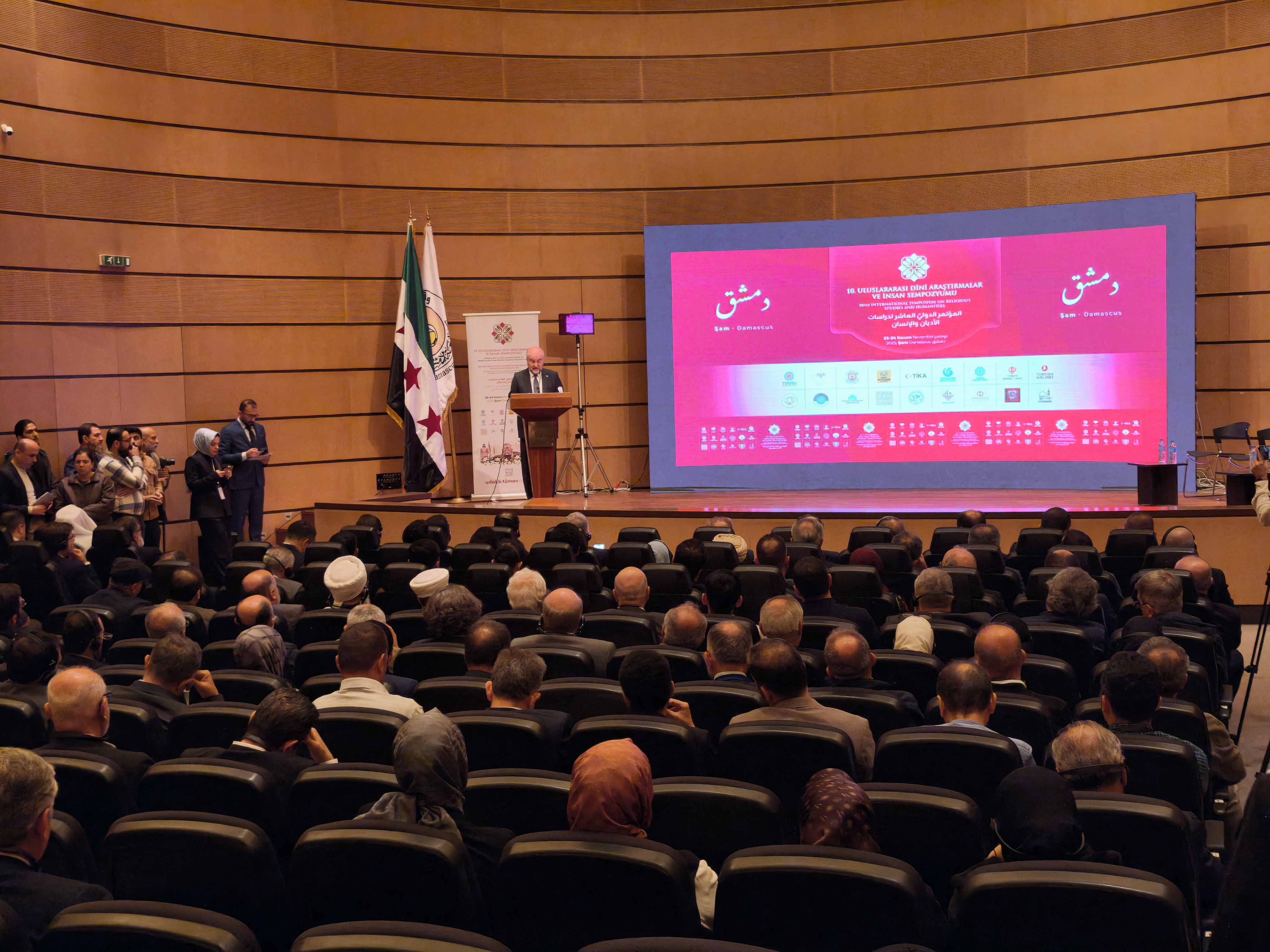 BAŞKAN ALTAY ŞAM’DA DÜZENLENEN 10. ULUSLARARASI DİNİ ARAŞTIRMALAR VE İNSAN SEMPOZYUMU’NDA KONUŞTU: “İNŞALLAH SEMPOZYUMUN 11.SİNİ GAZZE’DE, 12.SİNİ DE KUDÜS’TE YAPMAYI RABBİM BİZE GÖSTERSİN”