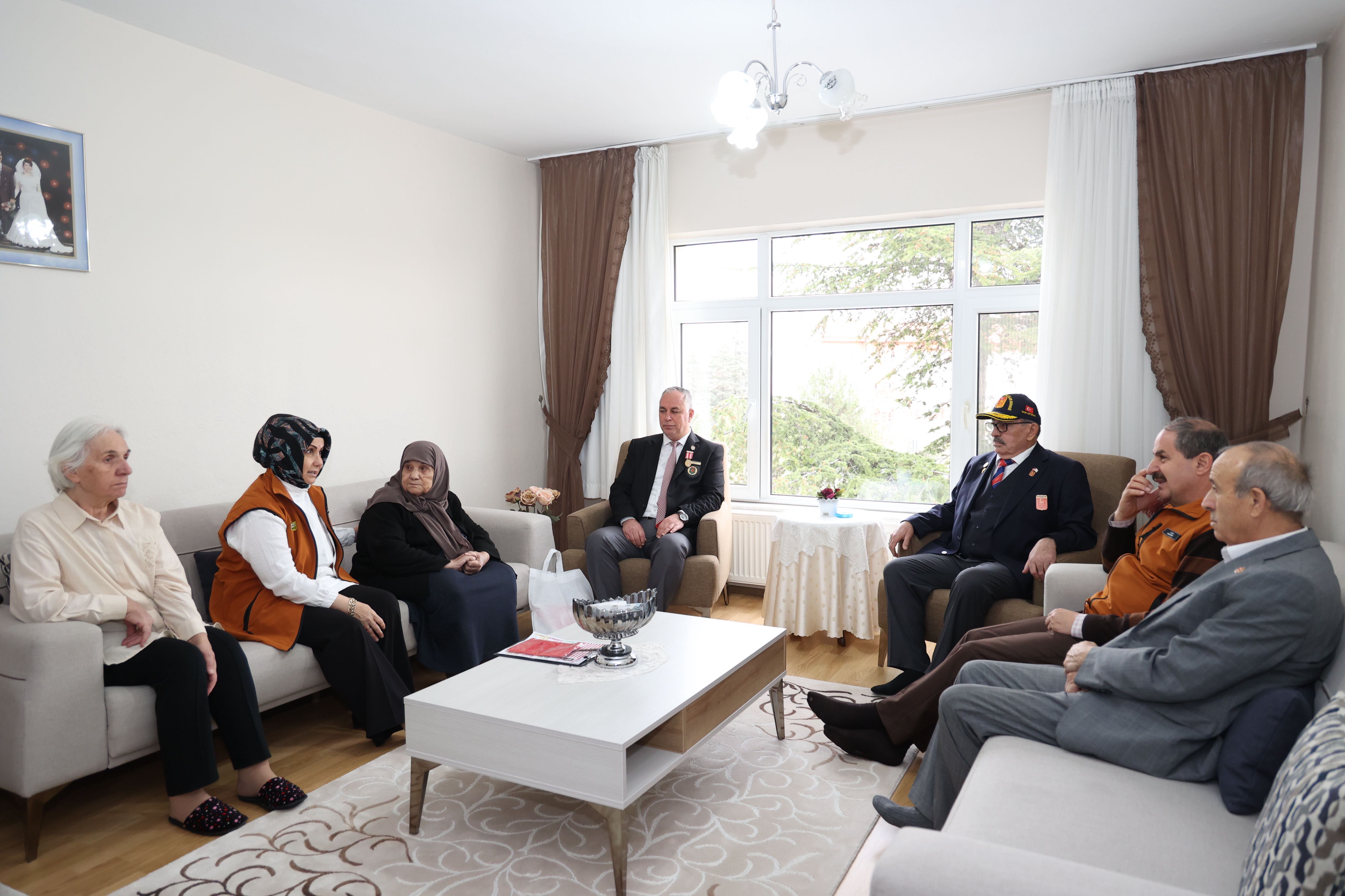 KONYA BÜYÜKŞEHİR ÖĞRETMENLER GÜNÜ’NDE ŞEHİT ÖĞRETMENLERİ UNUTMADI