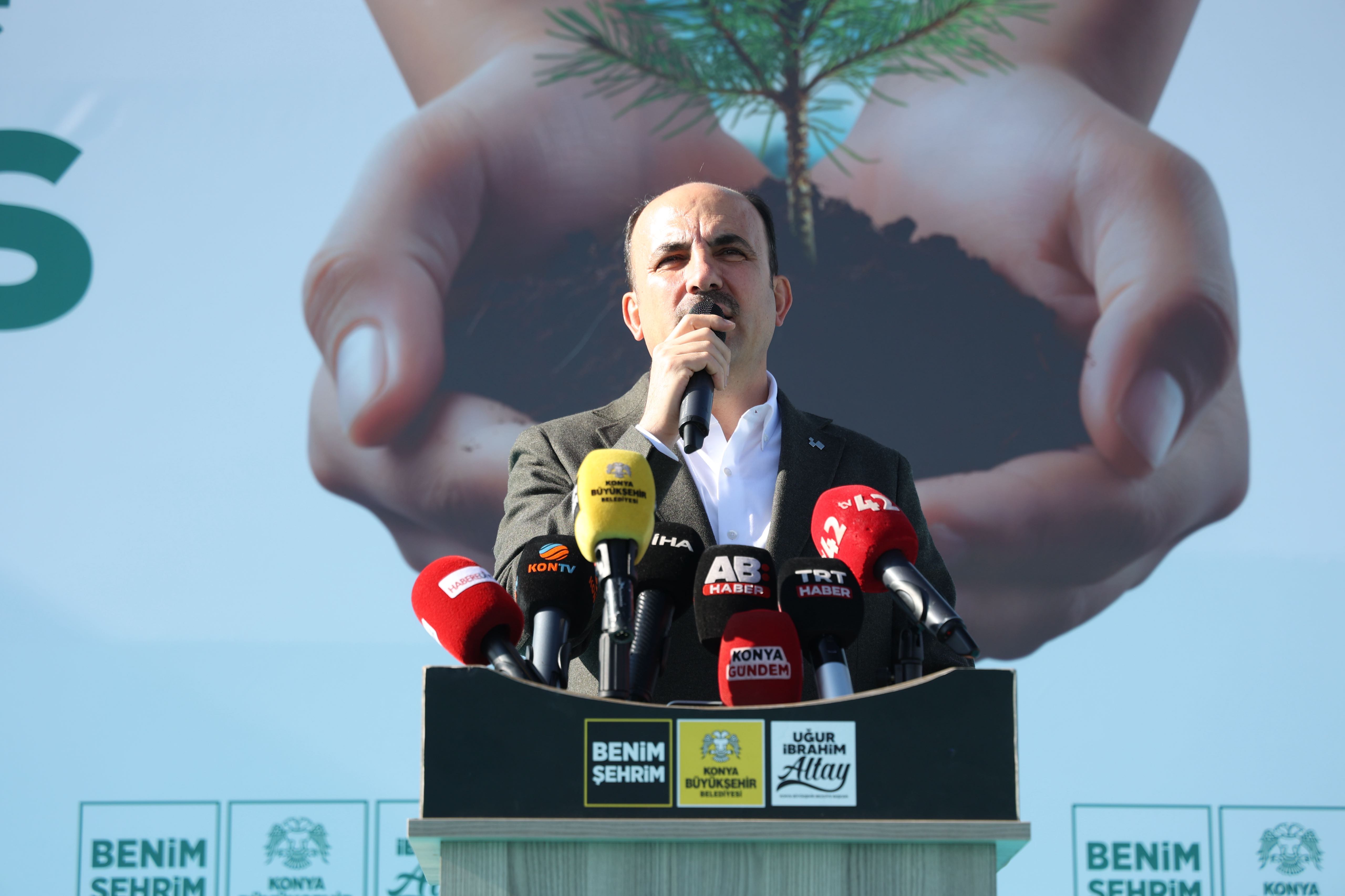 BAŞKAN ALTAY “GELECEĞE NEFES KONYA’YA HAYAT” PROGRAMINDA ÖĞRENCİLERLE FİDAN DİKTİ