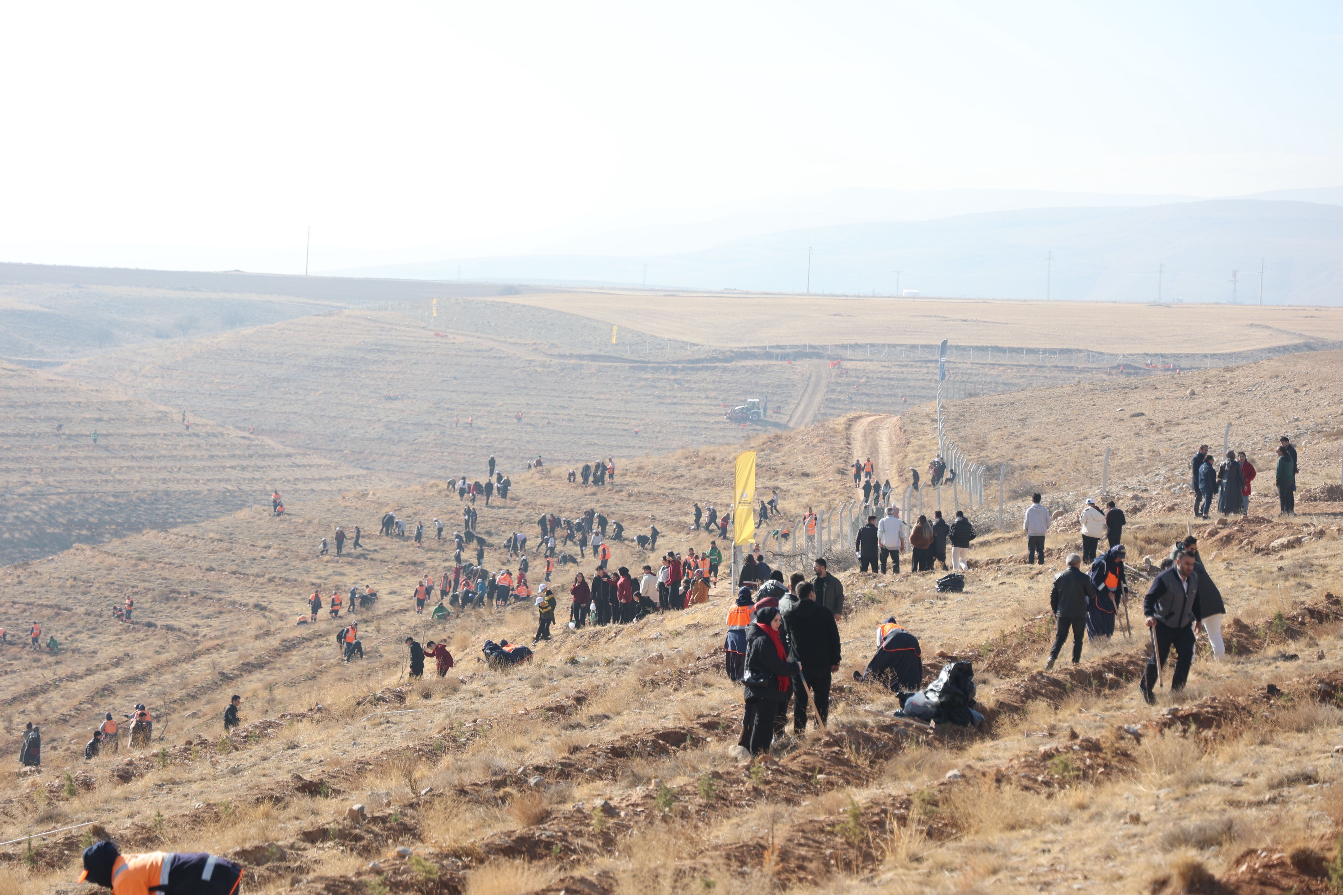 BAŞKAN ALTAY “GELECEĞE NEFES KONYA’YA HAYAT” PROGRAMINDA ÖĞRENCİLERLE FİDAN DİKTİ