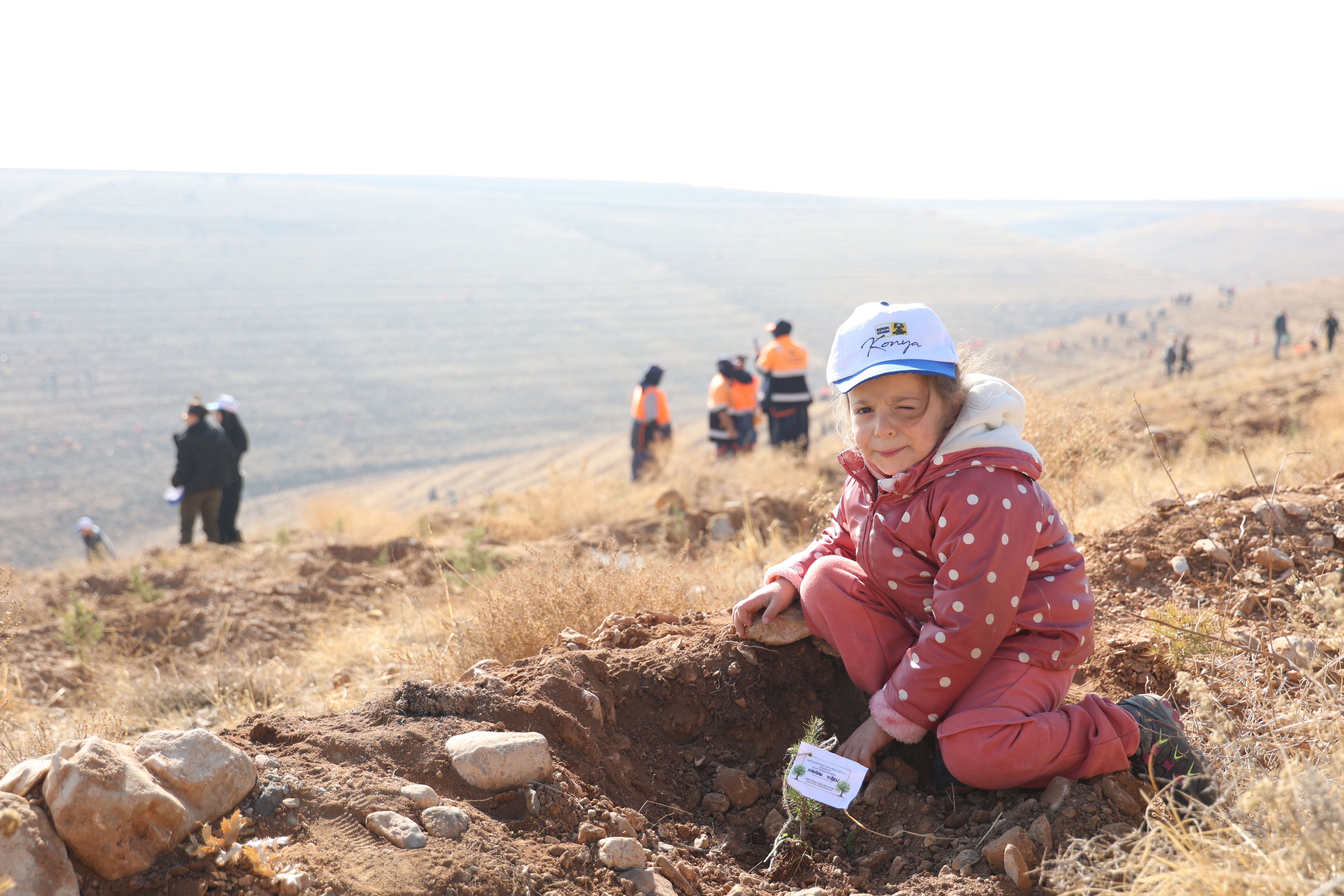 BAŞKAN ALTAY “GELECEĞE NEFES KONYA’YA HAYAT” PROGRAMINDA ÖĞRENCİLERLE FİDAN DİKTİ