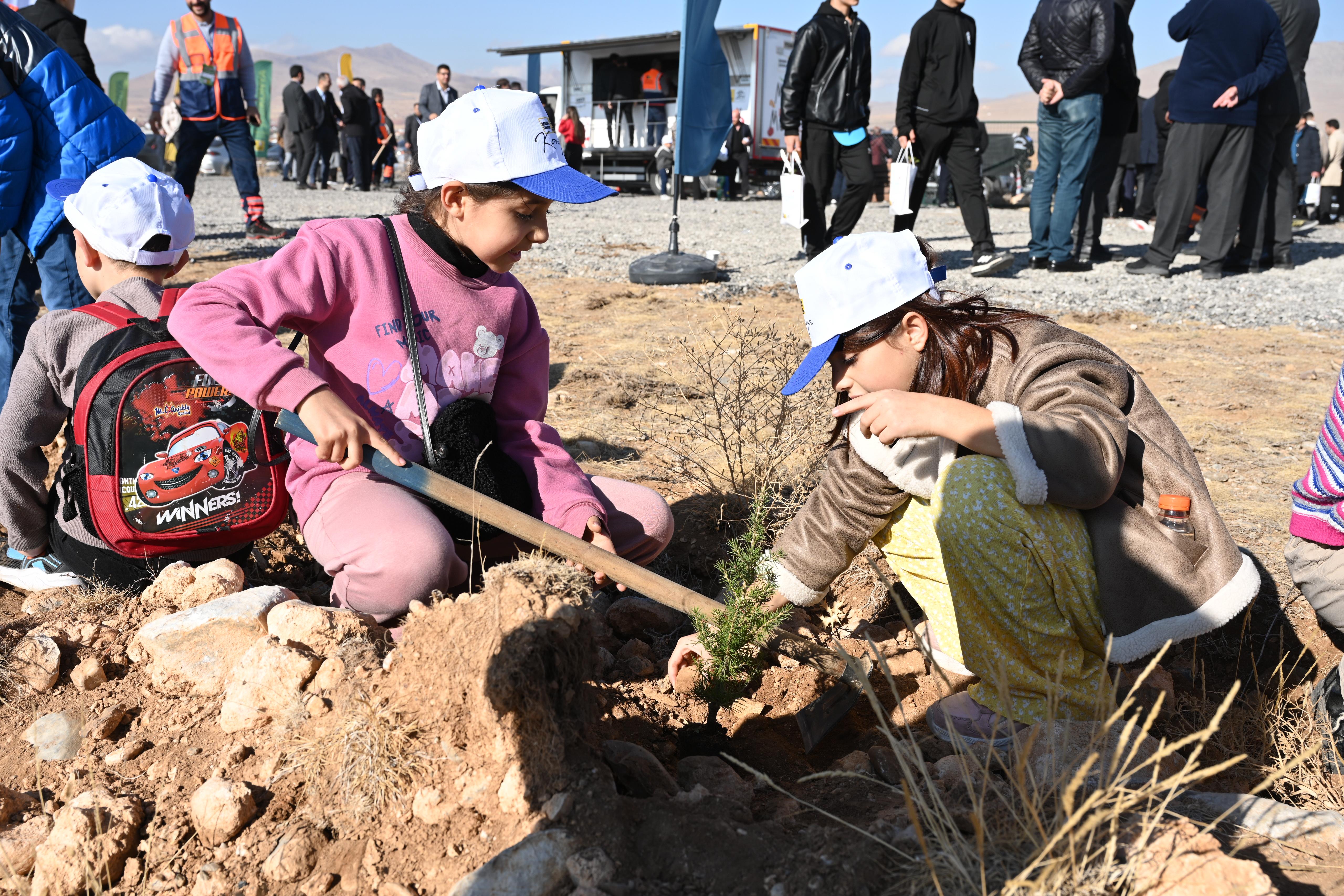 BAŞKAN ALTAY “GELECEĞE NEFES KONYA’YA HAYAT” PROGRAMINDA ÖĞRENCİLERLE FİDAN DİKTİ