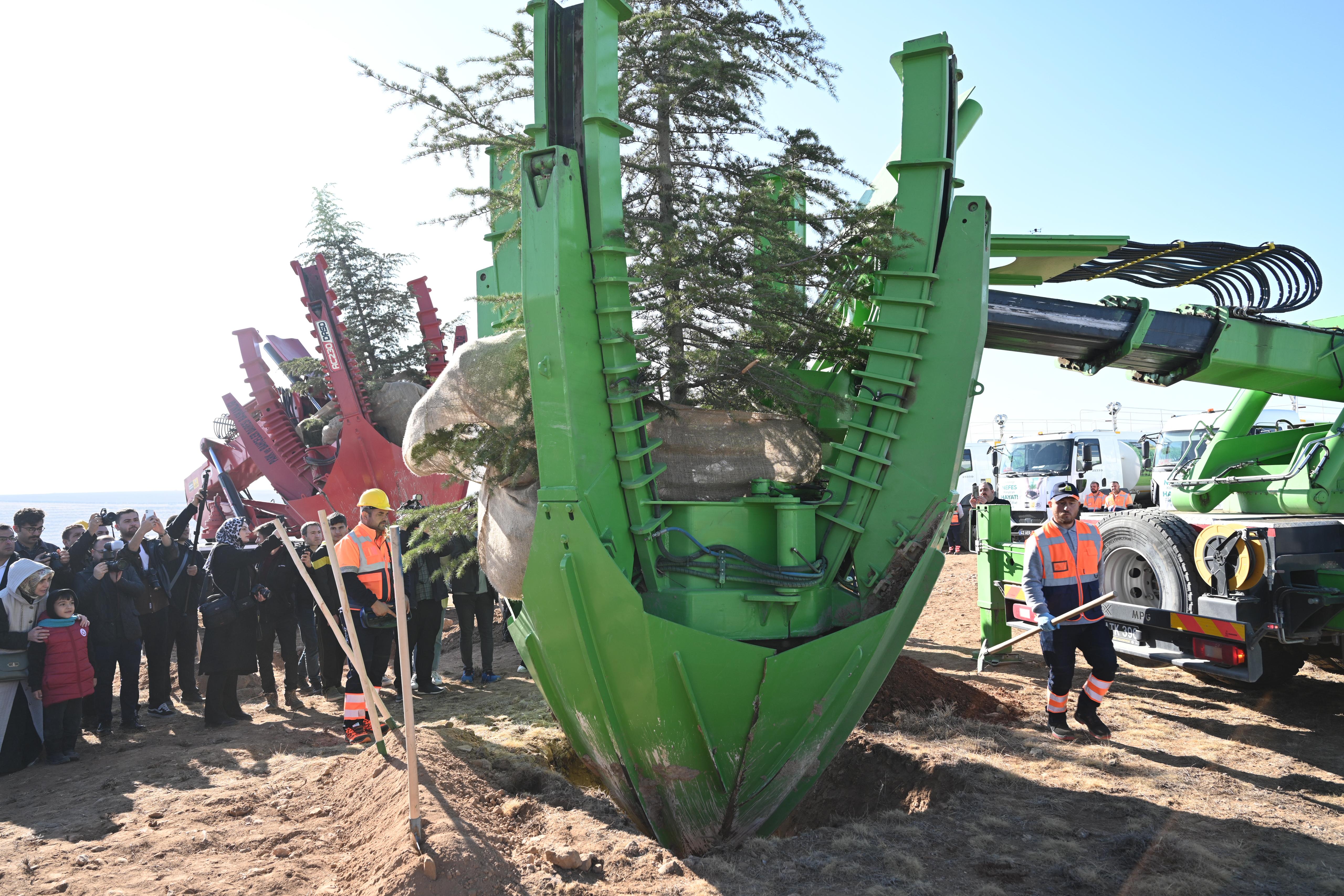BAŞKAN ALTAY “GELECEĞE NEFES KONYA’YA HAYAT” PROGRAMINDA ÖĞRENCİLERLE FİDAN DİKTİ