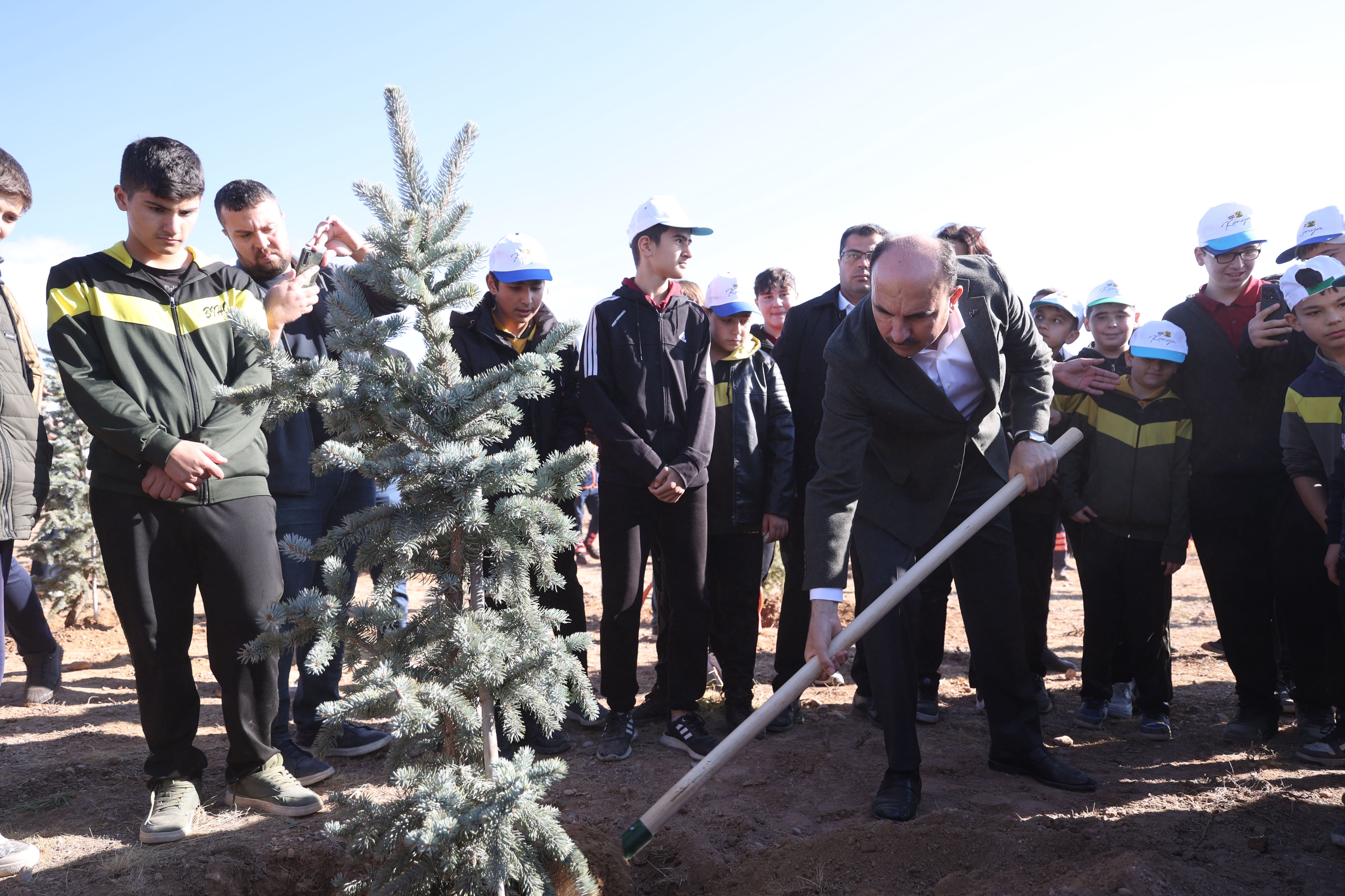 BAŞKAN ALTAY “GELECEĞE NEFES KONYA’YA HAYAT” PROGRAMINDA ÖĞRENCİLERLE FİDAN DİKTİ