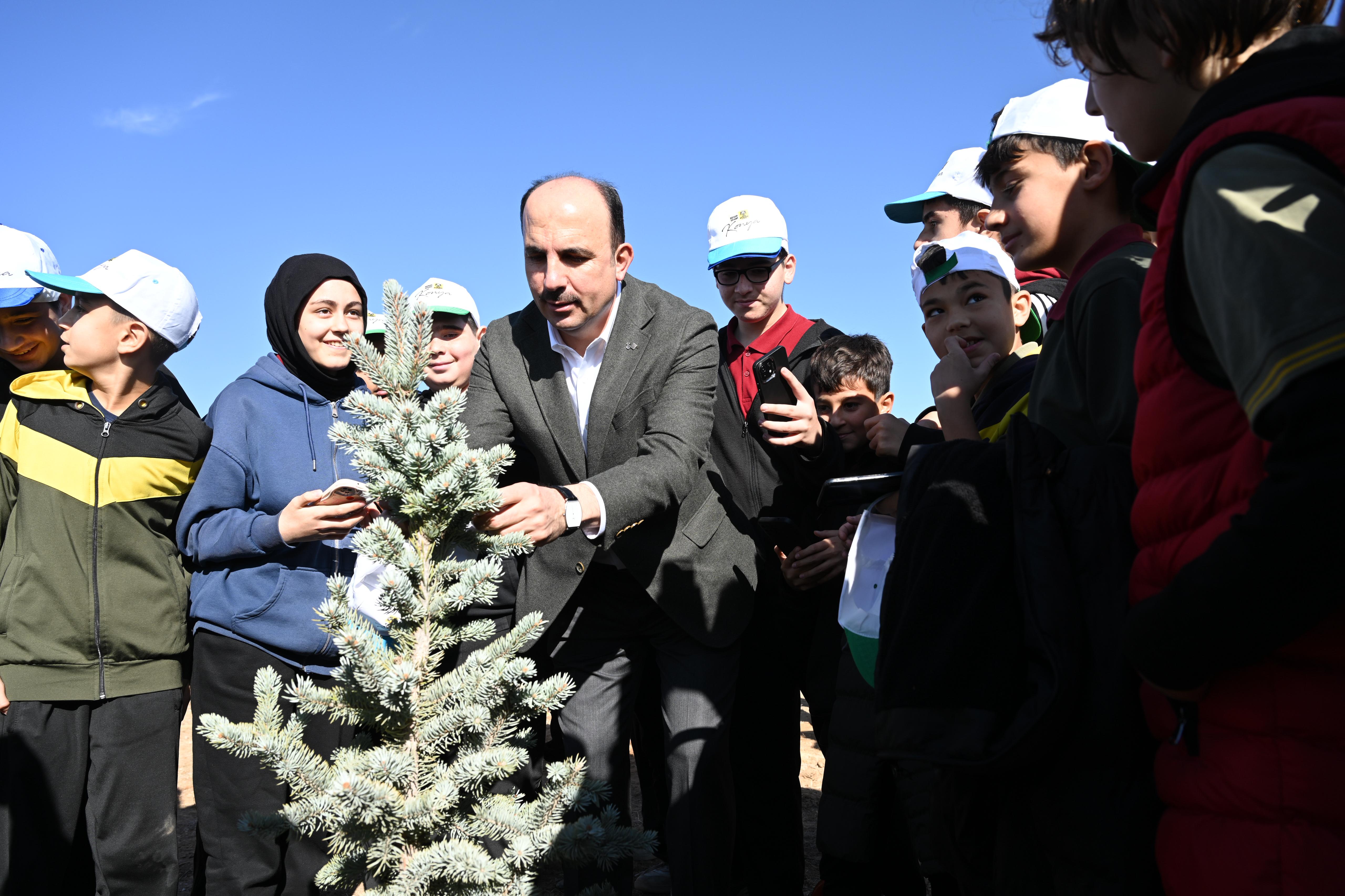 BAŞKAN ALTAY “GELECEĞE NEFES KONYA’YA HAYAT” PROGRAMINDA ÖĞRENCİLERLE FİDAN DİKTİ