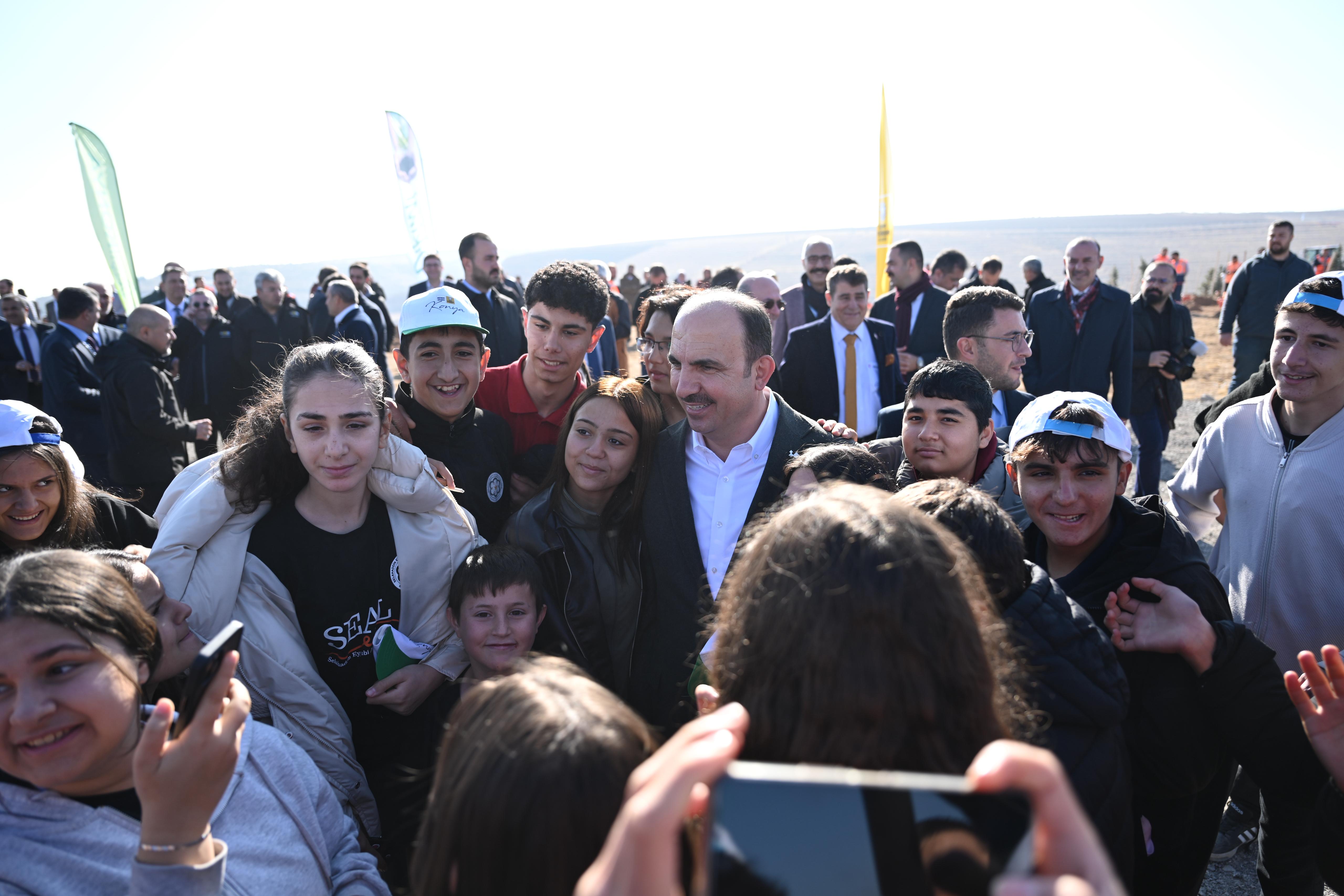 BAŞKAN ALTAY “GELECEĞE NEFES KONYA’YA HAYAT” PROGRAMINDA ÖĞRENCİLERLE FİDAN DİKTİ